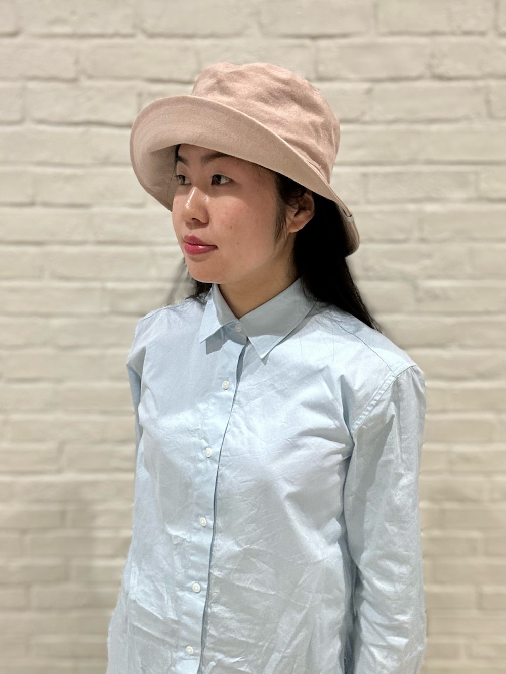 ブルー系のシャツ/ブラウス、ブルー系のデニムパンツ、ブラック系のローファーを着用したレディースの冬コーディネートの3枚目の写真