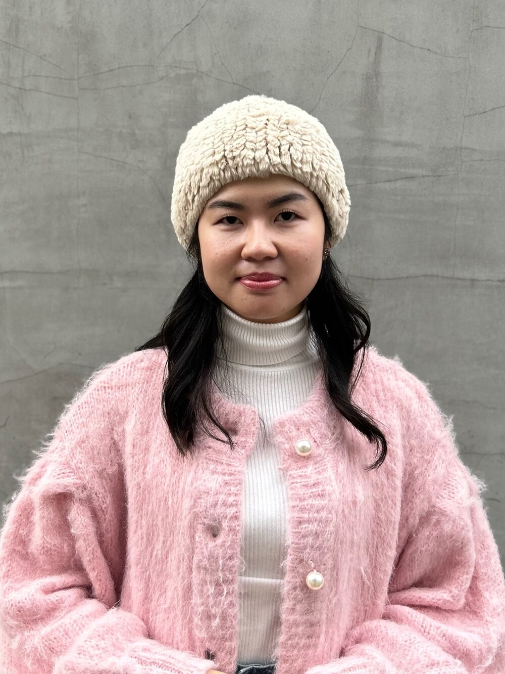 ピンク系のカーディガン/ボレロ、ブルー系のデニムパンツ、ピンク系のブーツを着用したレディースの冬コーディネートの3枚目の写真