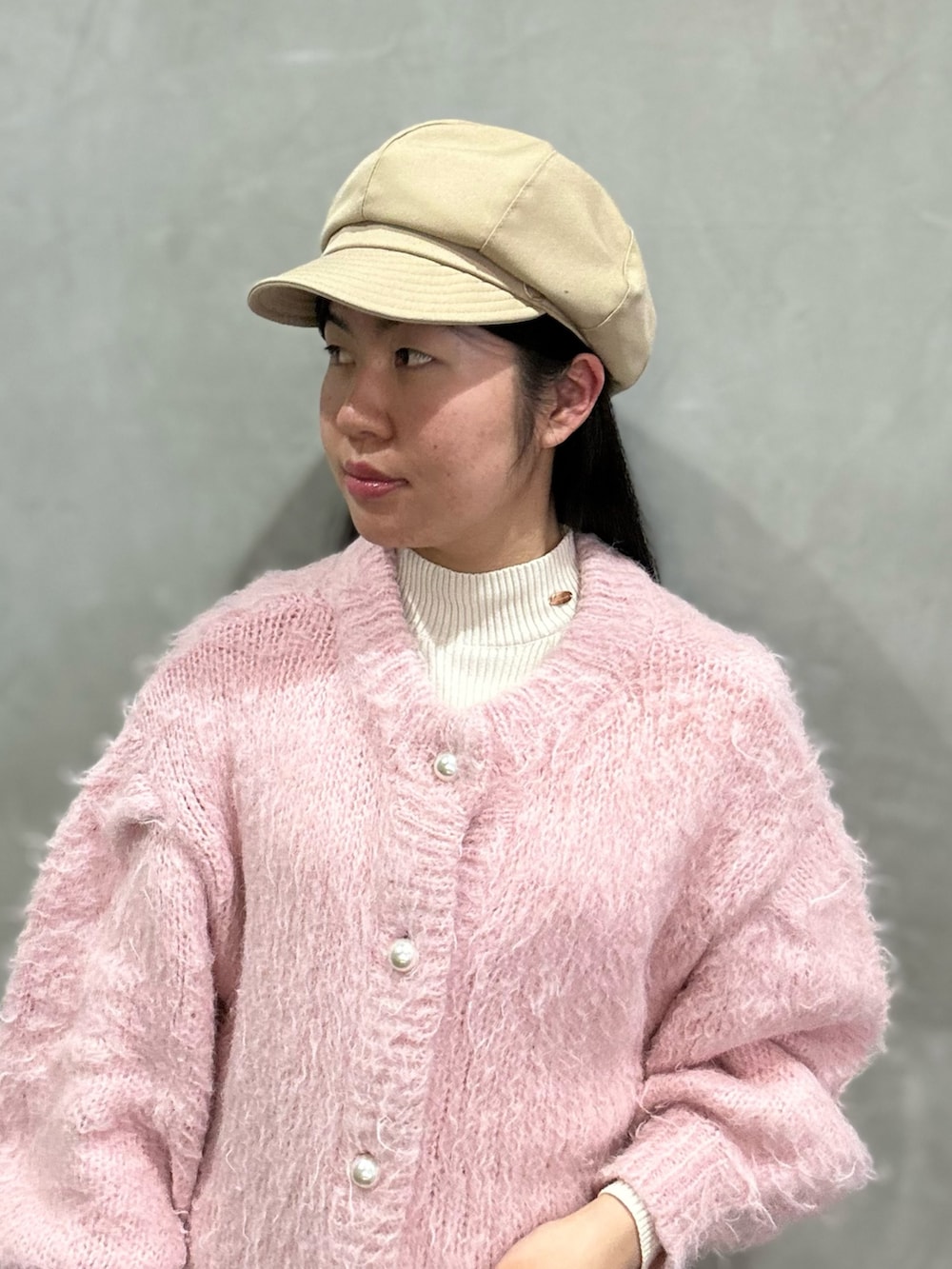 「キレイめ、きれいめカジュアル、フェミニン、フェミニンコーデ、大人かわいい、大人ガーリー、ガーリー、ガーリーコーデ、パンツスタイル、春コーデ、キャスケット、ニット、デニム、デニムパンツ、スニーカー」｜「Chapeau d' OのChapeau d' O 8P Casquette（キャスケット、ブラック系）」を使った、.*Shiori*.さん（骨格ストレート・レディース・163cm）の冬コーディネートの4枚目の写真