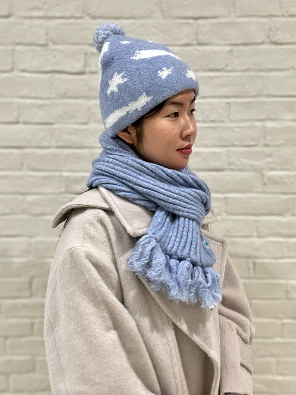 「冬コーデ、ロングコート、冬服、クリスマス、キレイめ、きれいめカジュアル、カジュアル、カジュアルコーデ、ニット、ニット帽、チェスターコート、デニム、デニムパンツ、スニーカー、スニーカーコーデ」｜「OVERRIDEのKIDS EARTH FUND REC BEANIE&MUFFLER SG / オーバーライド（ニットキャップ/ビーニー、ブルー系）」を使った、.*Shiori*.さん（骨格ストレート・レディース・163cm）の冬コーディネートの2枚目の写真