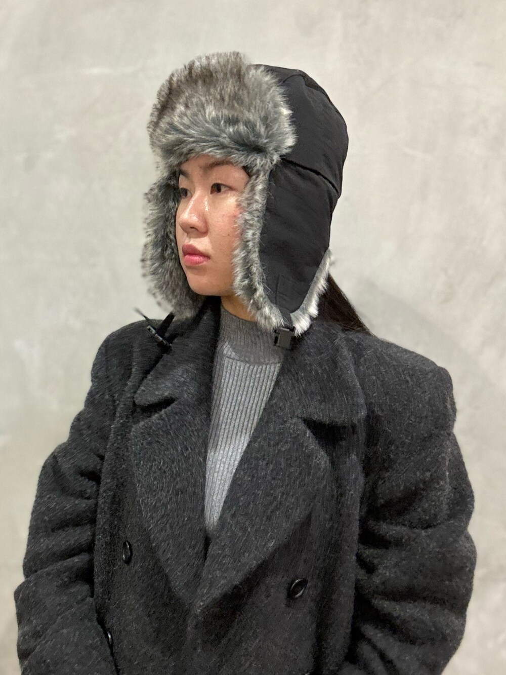 グレー系のジャケット/アウター、グレー系のニット/セーター、パープル系のデニムパンツを着用したレディースの冬コーディネートの4枚目の写真