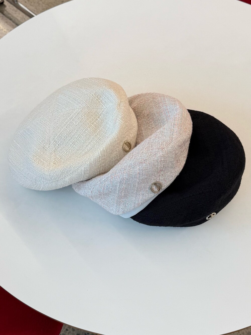 ブラック系のカーディガン/ボレロ、ピンク系のカーディガン/ボレロ、ブルー系のデニムパンツを着用したレディースの春コーディネートの6枚目の写真