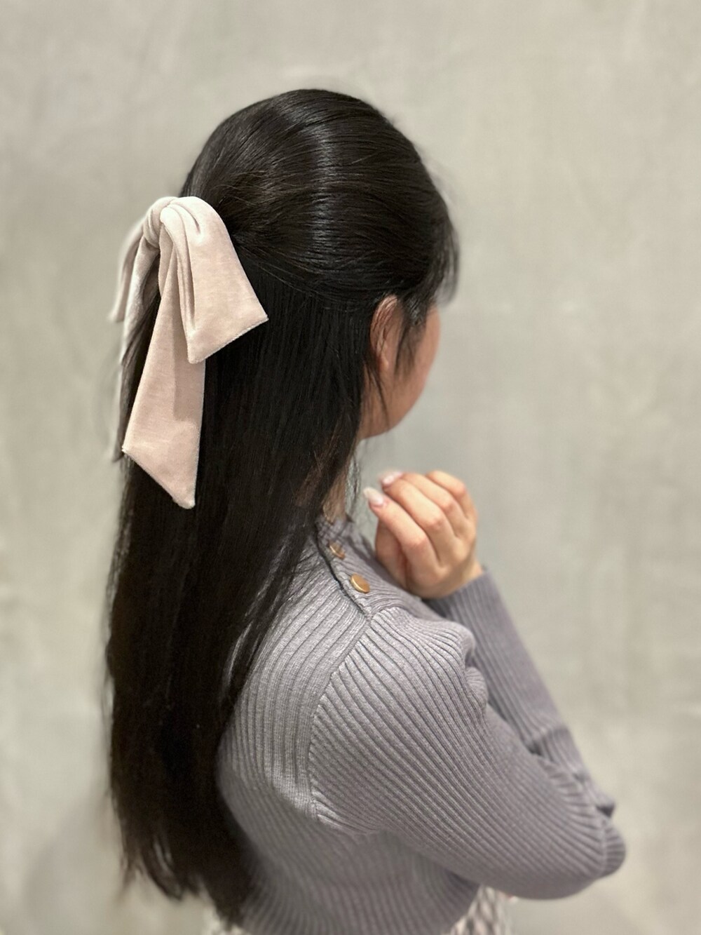 「秋冬コーデ、ガーリー、ガーリーコーデ、キレイめ、グレー、グレーコーデ、リボン、ニット、チェック、チドリ柄、マーメイドスカート、スニーカー、ヘアアクセ、ヘアアレンジ、ツイード」｜「Chapeau d' OのChapeau d' O  Velour Ribbon D.Clip / シャポードオー（バレッタ/ヘアクリップ、ベージュ系）」を使った、.*Shiori*.さん（骨格ストレート・レディース・163cm）の冬コーディネートの2枚目の写真