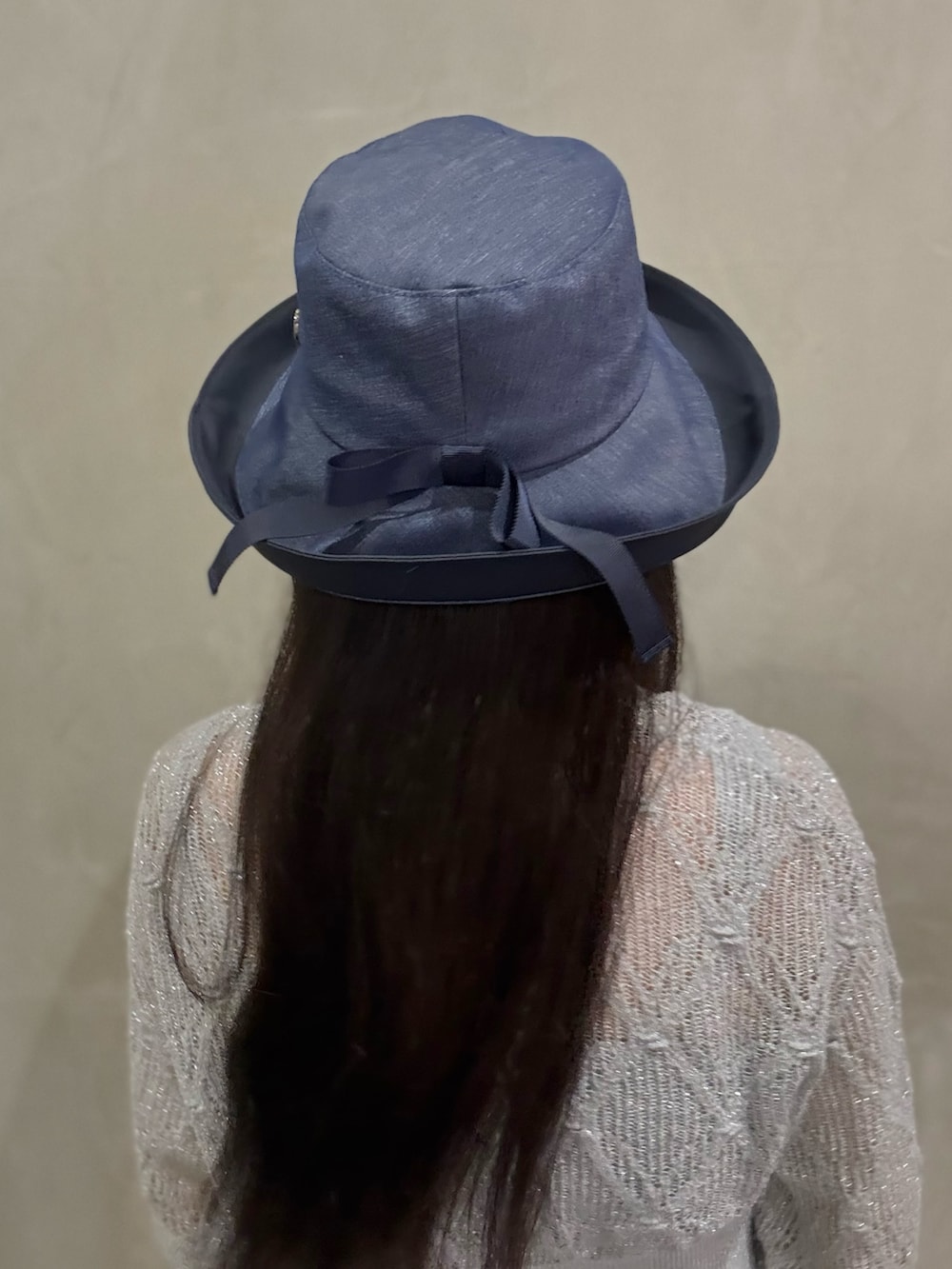 ブルー系のカーディガン/ボレロ、ブルー系のベスト、ブルー系のデニムパンツを着用したレディースの夏コーディネートの5枚目の写真