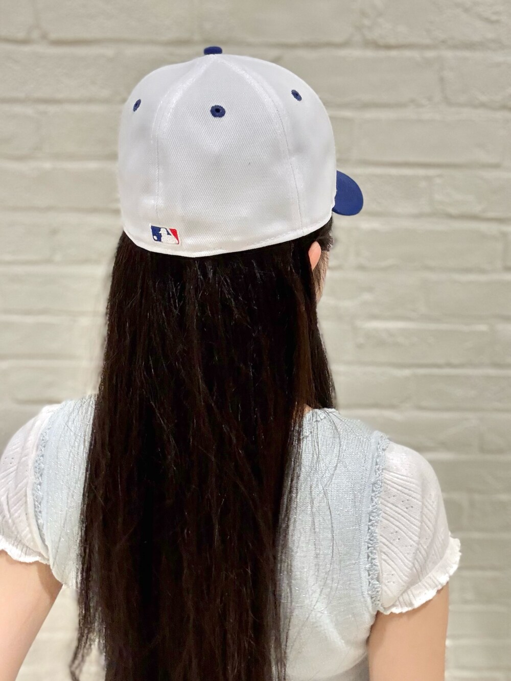 ホワイト系のTシャツ/カットソー、ブルー系のタンクトップ、ブルー系のスカートを着用したレディースの夏コーディネートの5枚目の写真