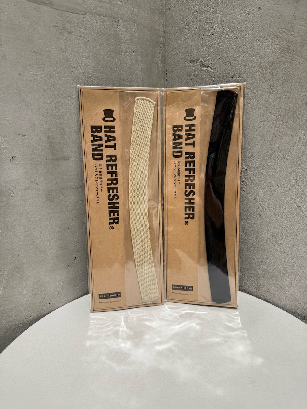 ホワイト系のシャツ/ブラウス、ホワイト系のスカート、ブラック系のスニーカーを着用したレディースの春コーディネートの5枚目の写真