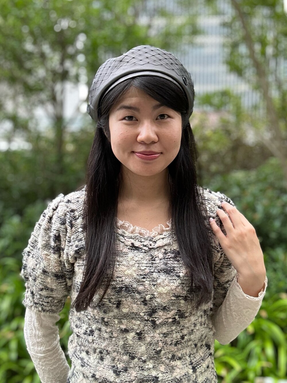 ベージュ系のニット/セーター、ホワイト系のトップス、ブラック系のスラックスを着用したレディースの秋コーディネートの2枚目の写真