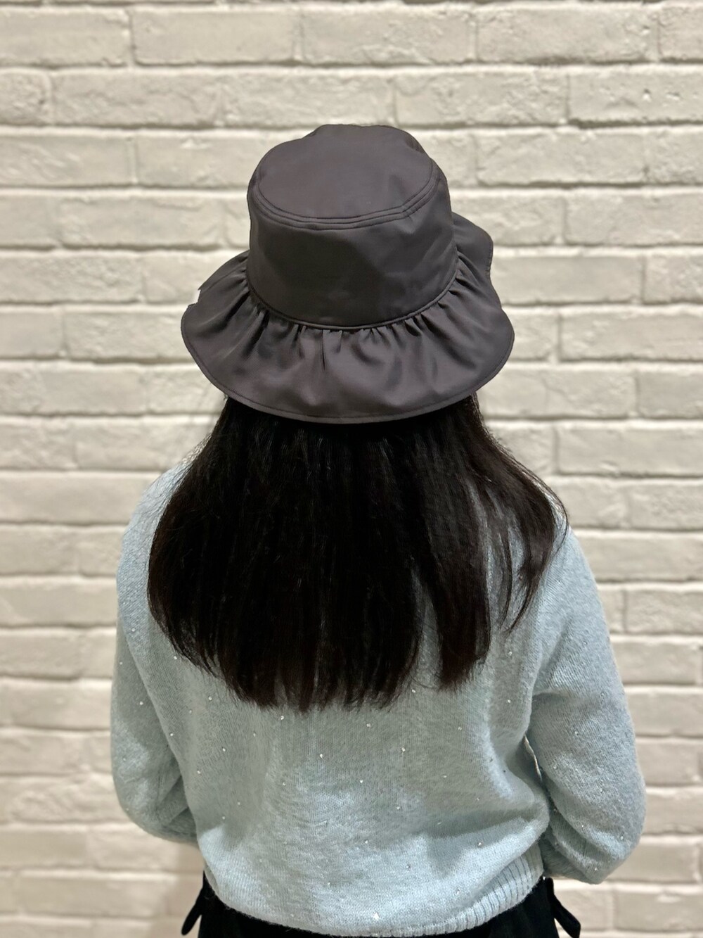「カーディガン、ブラウス、お出かけコーデ、ショートパンツ、フレンチガーリー、ガーリー、春コーデ、骨格ストレート、ブラック、ブルー、ブラックコーデ、ブルーコーデ、リボン、ハット、フリル」｜「OVERRIDEのOVERRIDE GABARDINE TUCK HAT SG（ハット、グレー系）」を使った、.*Shiori*.さん（レディース・163cm）の春コーディネートの4枚目の写真