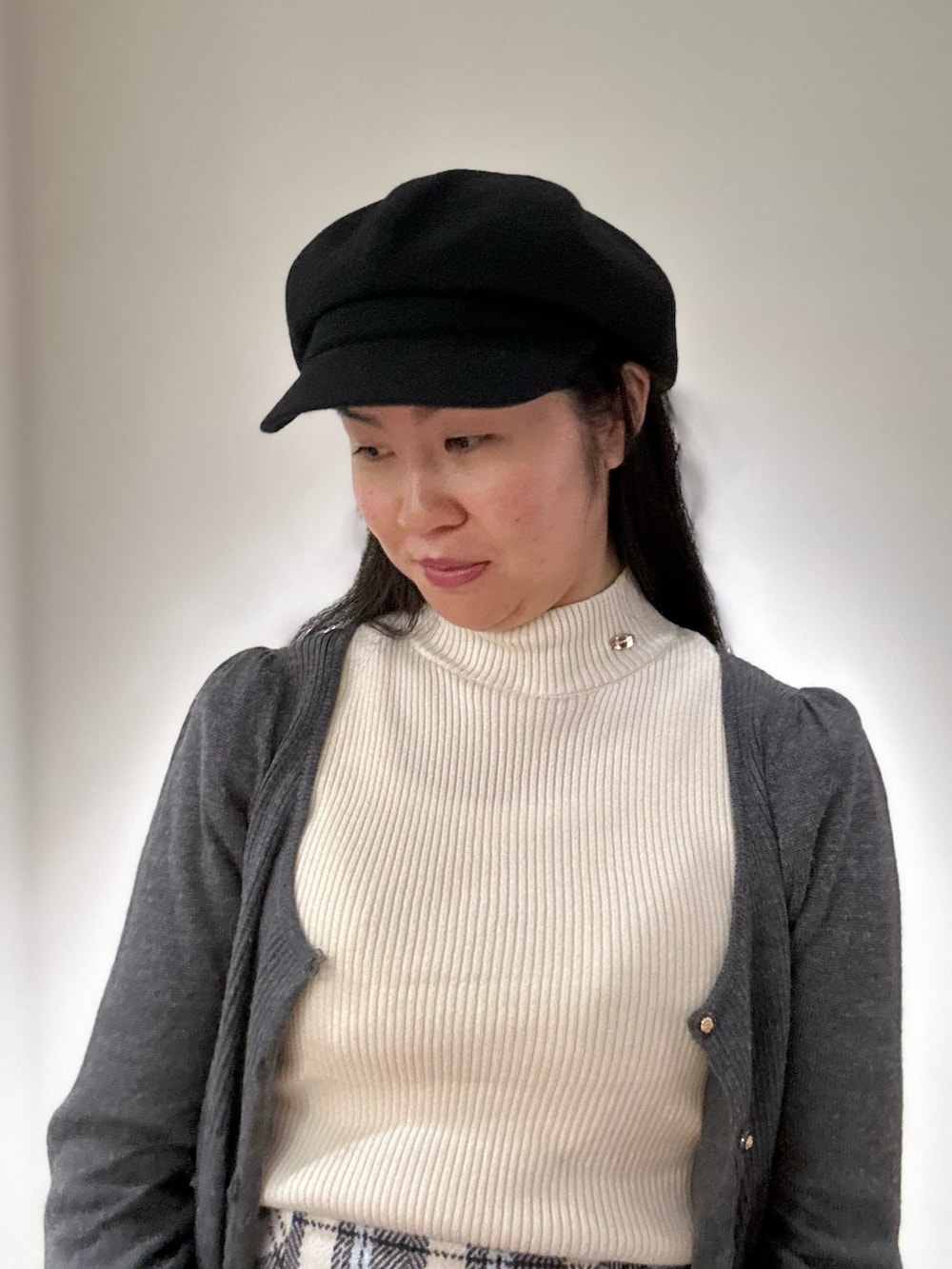「フェミニン、大人ガーリー、スカートスタイル、秋冬コーデ、秋コーデ、冬コーデ、ツイード、グレー、お出かけコーデ、モノトーン、ブーツ、ロングスカート、カーディガン、古着MIX、キャスケット」|「OVERRIDEのOVERRIDE REW TWEED CASQUETTE / オーバーライド(キャスケット、ホワイト系)」を使った、.*Shiori*.さん(レディース・163cm)の冬コーディネートの4枚目の写真