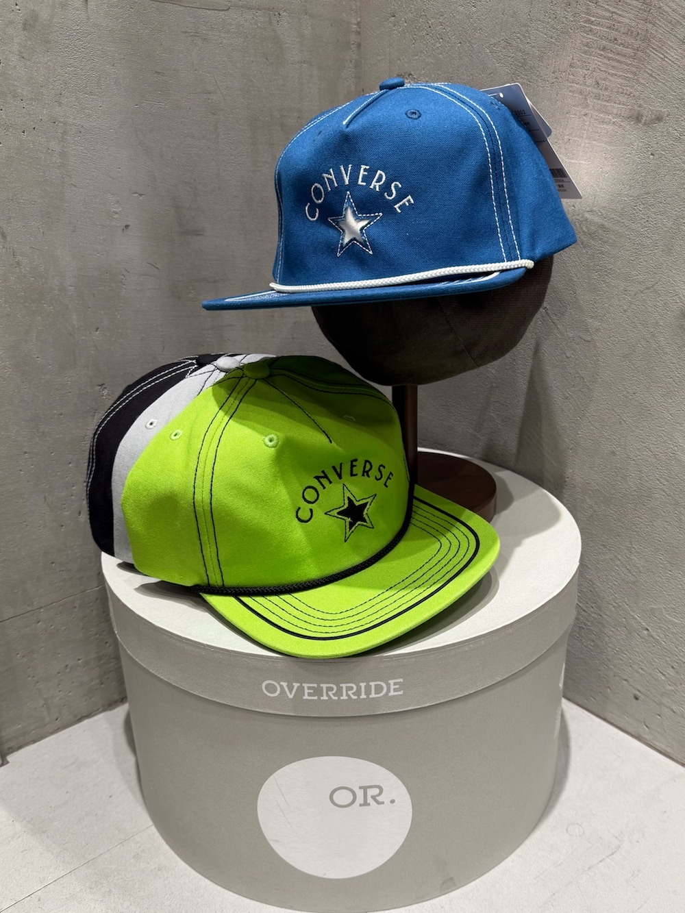 ホワイト系のニット/セーター、ホワイト系のデニムパンツ、ブラック系のブーツを着用したレディースの夏コーディネートの4枚目の写真