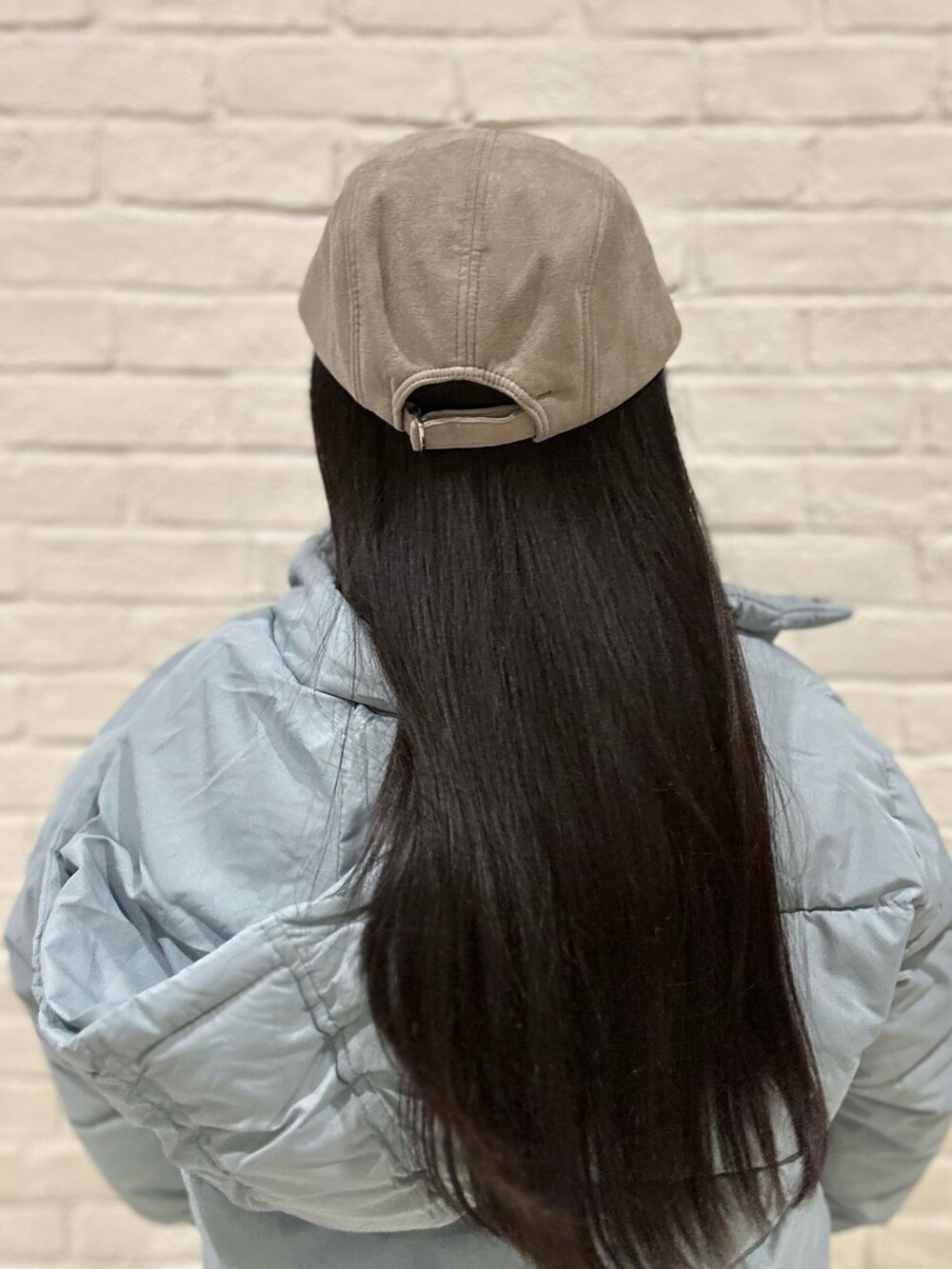 ブルー系のダウンジャケット/コート、ブルー系のTシャツ/カットソー、ブルー系のデニムパンツを着用したレディースの冬コーディネートの5枚目の写真