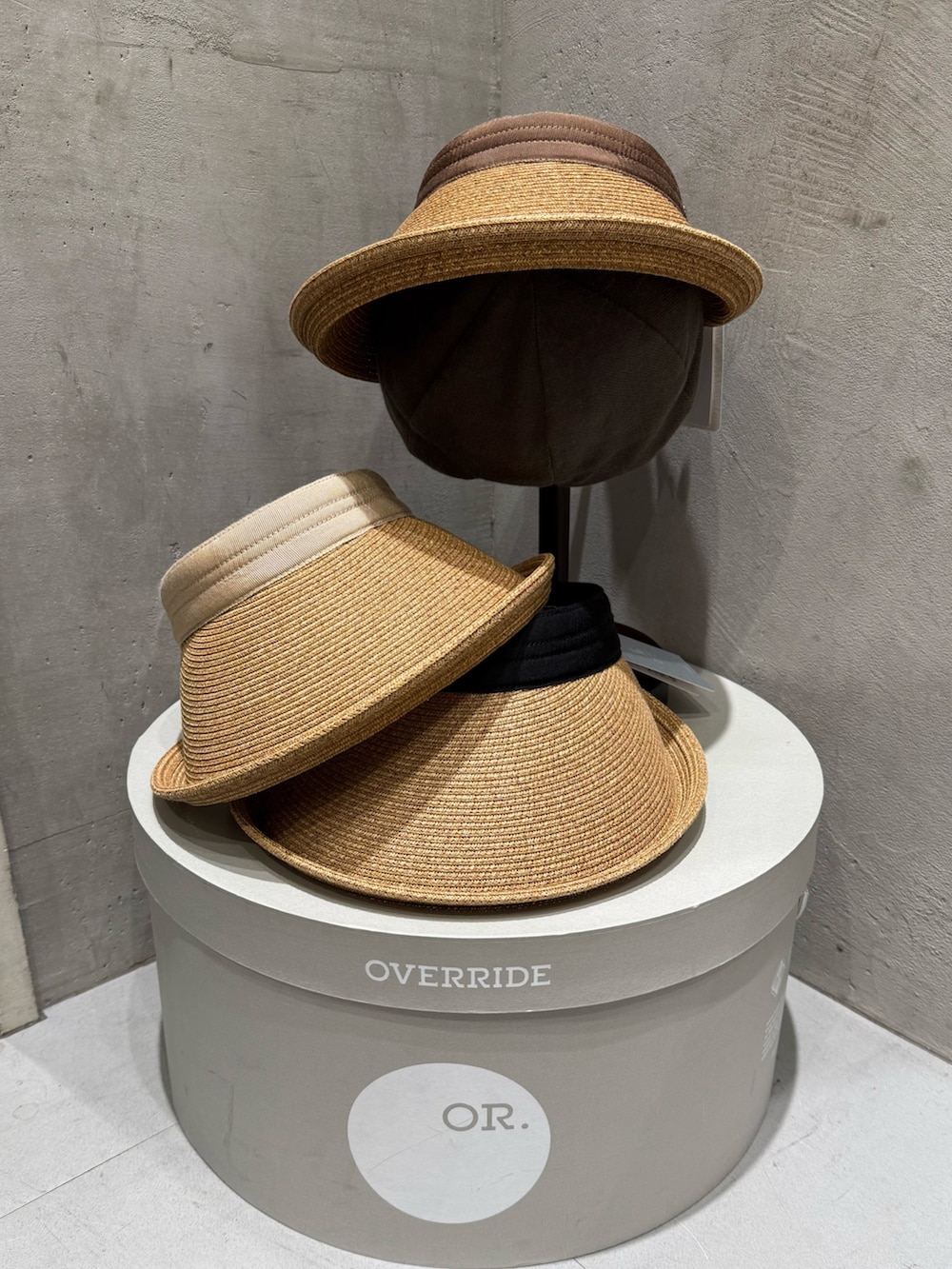 ホワイト系のシャツ/ブラウス、ホワイト系のスカート、ブラック系のスニーカーを着用したレディースの春コーディネートの4枚目の写真