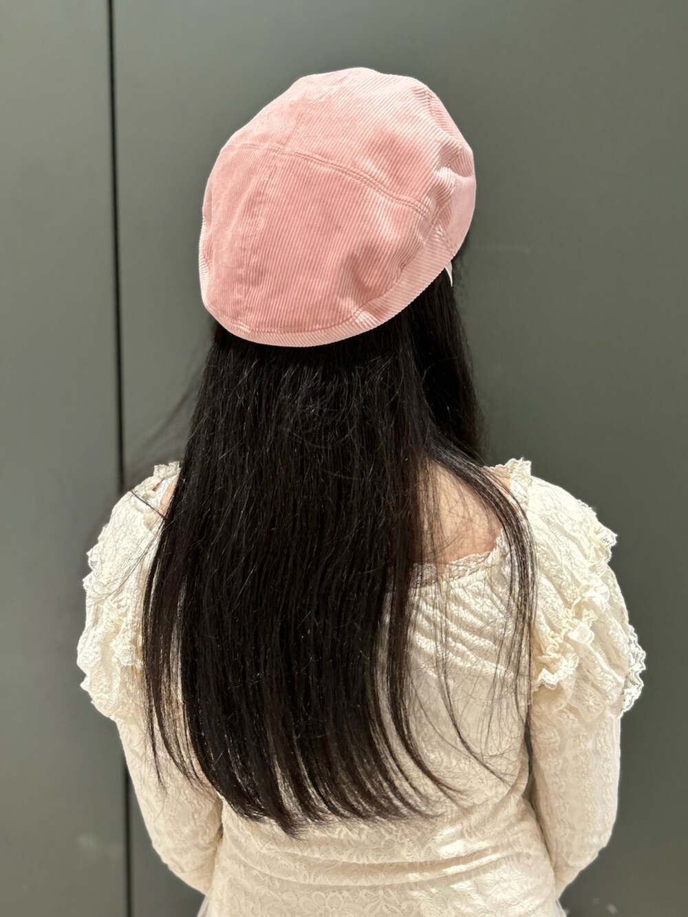 ホワイト系のトップス、ホワイト系のスカート、ブラック系のローファーを着用したレディースの秋コーディネートの4枚目の写真