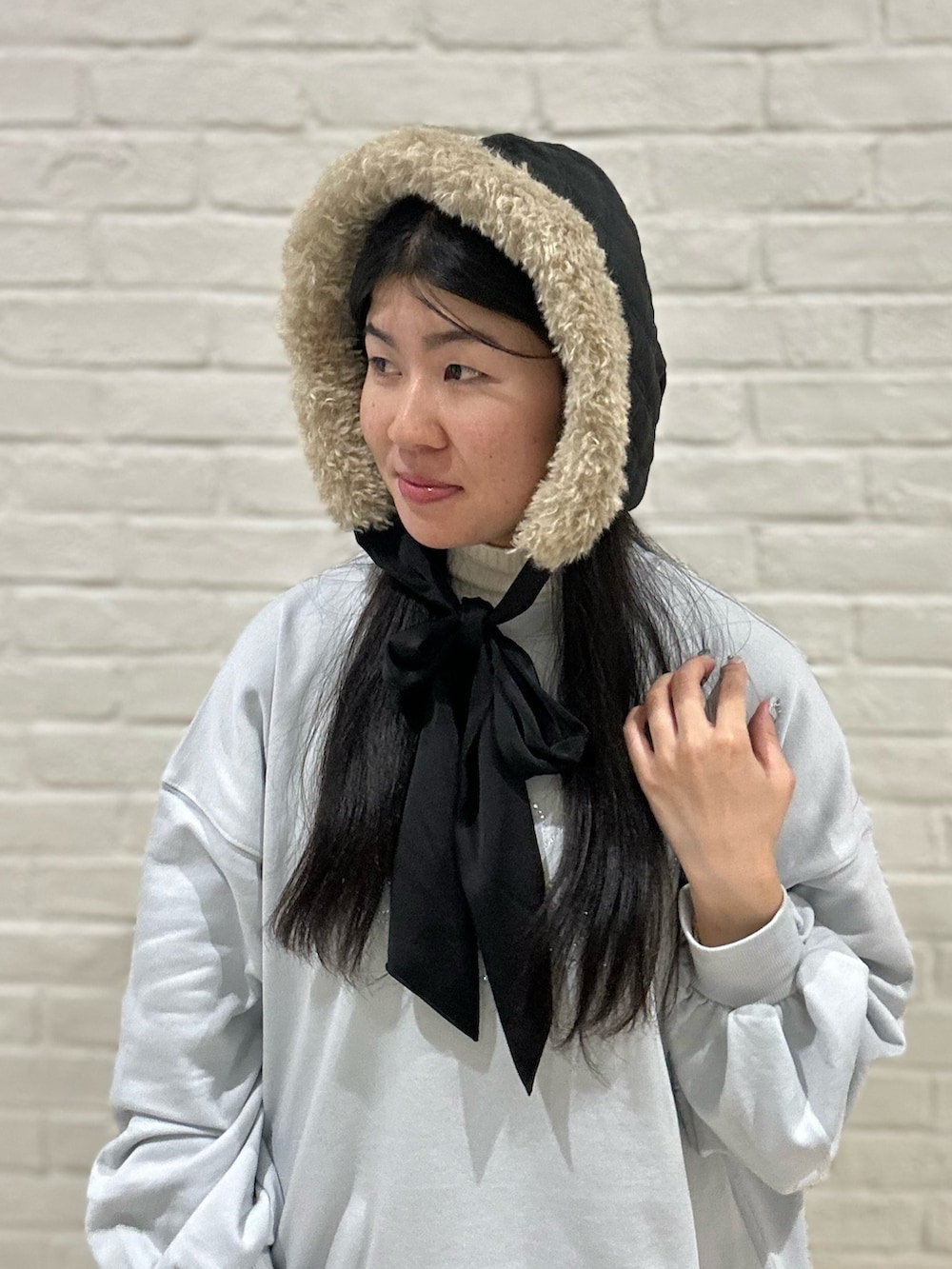 ブルー系のTシャツ/カットソー、ホワイト系のスカート、ホワイト系のスニーカーを着用したレディースの冬コーディネートの8枚目の写真