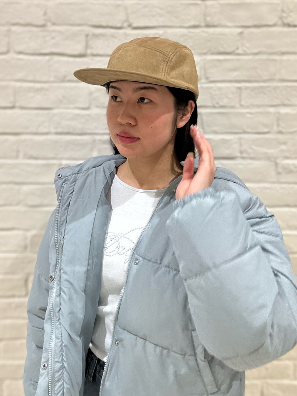 ブルー系のダウンジャケット/コート、ブルー系のTシャツ/カットソー、ブルー系のデニムパンツを着用したレディースの冬コーディネートの2枚目の写真