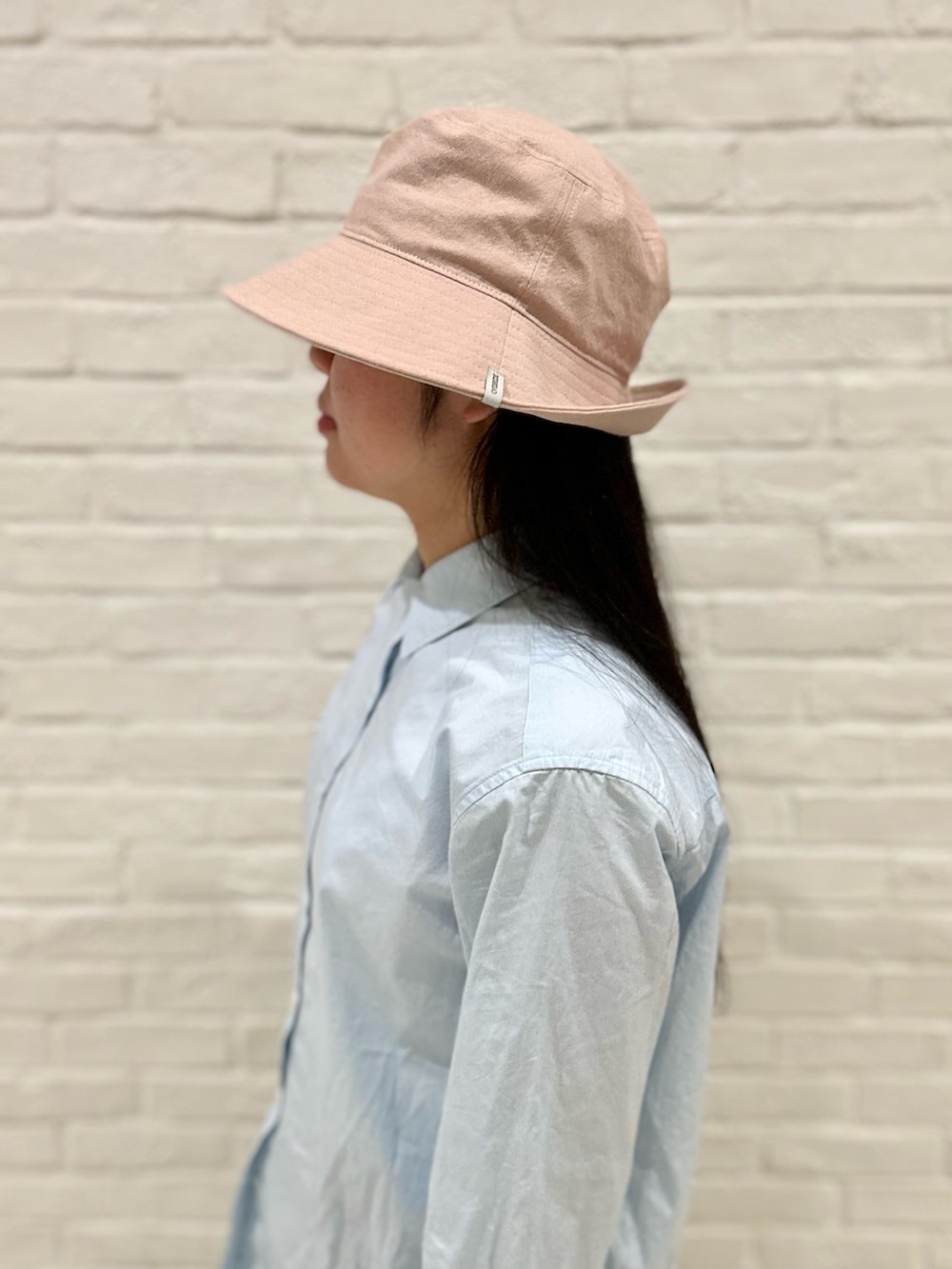 ブルー系のシャツ/ブラウス、ブルー系のデニムパンツ、ブラック系のローファーを着用したレディースの冬コーディネートの4枚目の写真