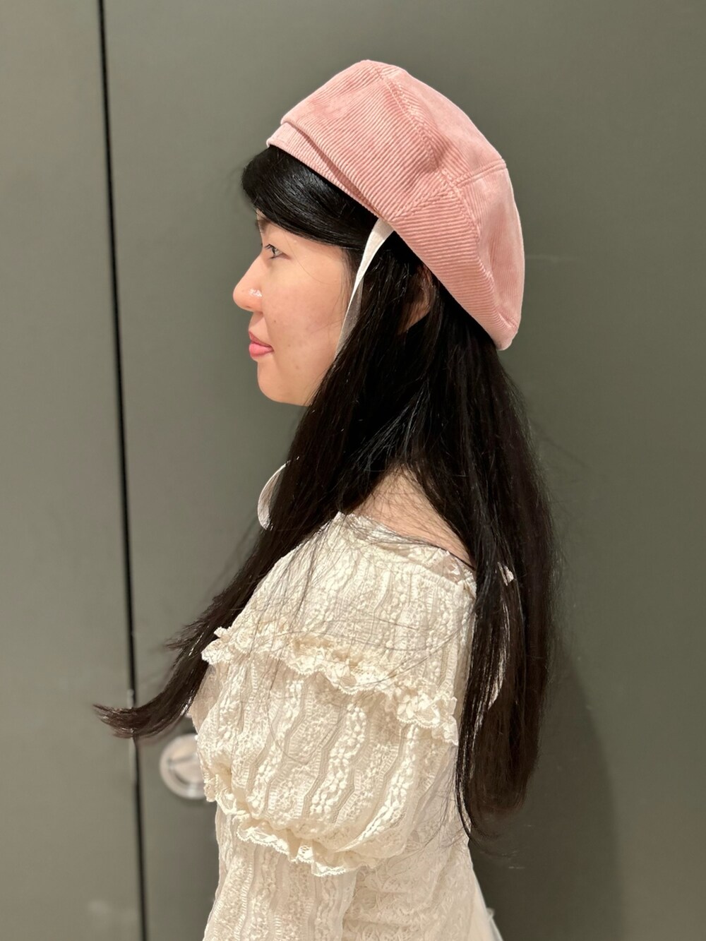 ホワイト系のトップス、ホワイト系のスカート、ブラック系のローファーを着用したレディースの秋コーディネートの3枚目の写真