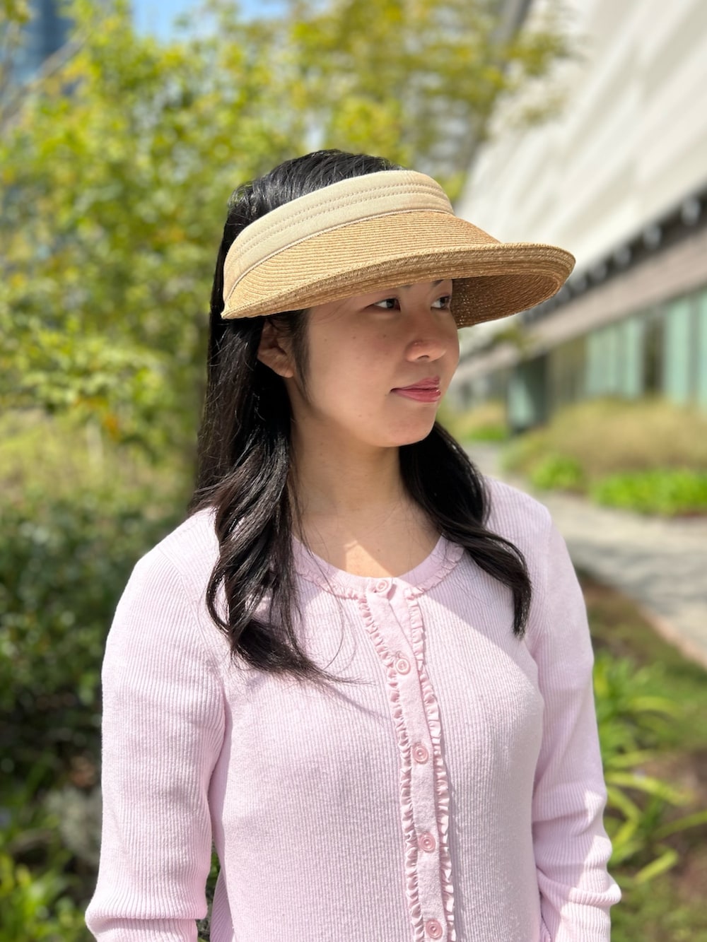 「春夏コーデ、ワンピース、パステルカラー、フリル、フェミニン、大人かわいい、大人ガーリー、ピンク、ピンクコーデ、サンバイザー、キレイめ、オーガンジー、バレエシューズ、フラワープリント、カーディガン」｜「arthの【arth】arth Paper Clip Visor（サンバイザー、ベージュ系）」を使った、.*Shiori*.さん（レディース・163cm）の春コーディネートの2枚目の写真