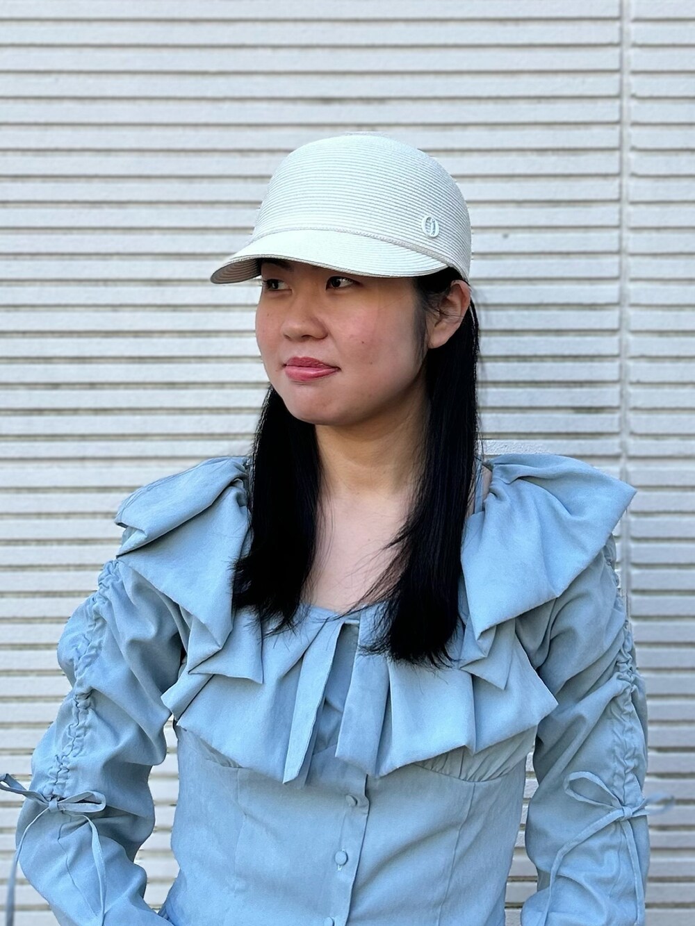 ブルー系のシャツ/ブラウス、グレー系のスカート、ホワイト系のバレエシューズを着用したレディースの春コーディネートの3枚目の写真