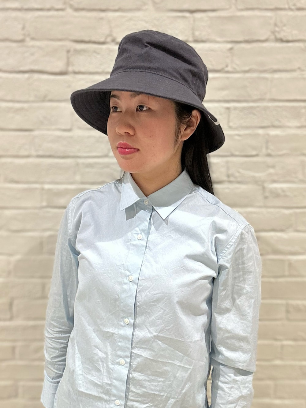 ブルー系のシャツ/ブラウス、ブルー系のデニムパンツ、ブラック系のローファーを着用したレディースの冬コーディネートの6枚目の写真