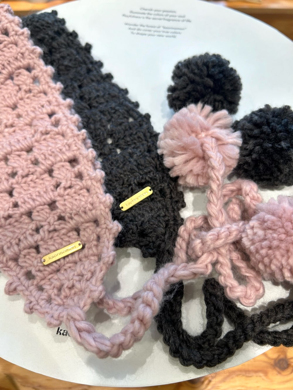 ブルー系のシャツ/ブラウス、グレー系のその他パンツ、ブラック系のローファーを着用したレディースの秋コーディネートの6枚目の写真