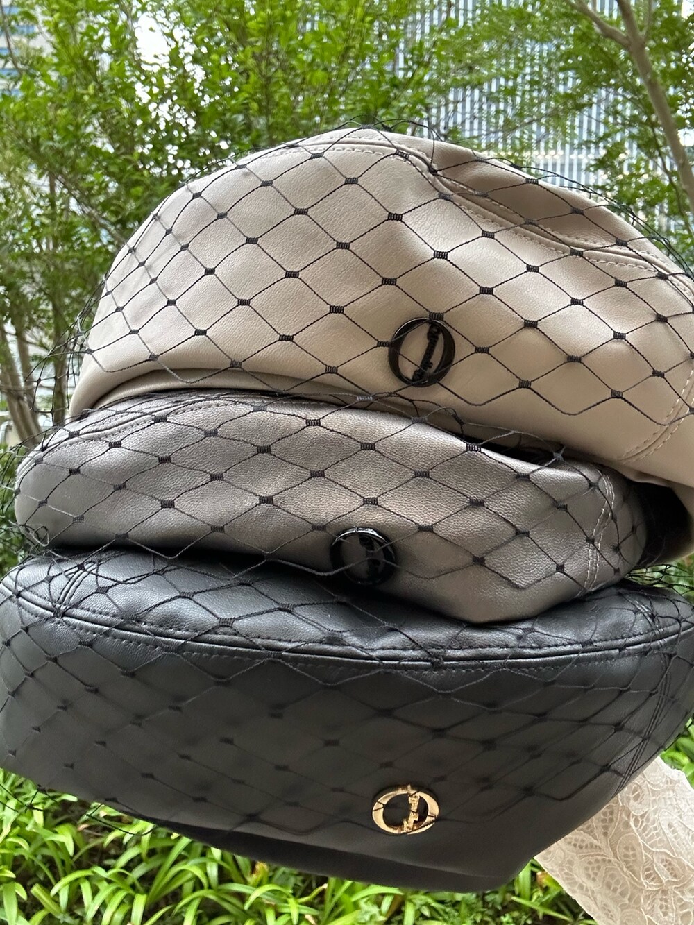 ベージュ系のニット/セーター、ホワイト系のトップス、ブラック系のスラックスを着用したレディースの秋コーディネートの6枚目の写真