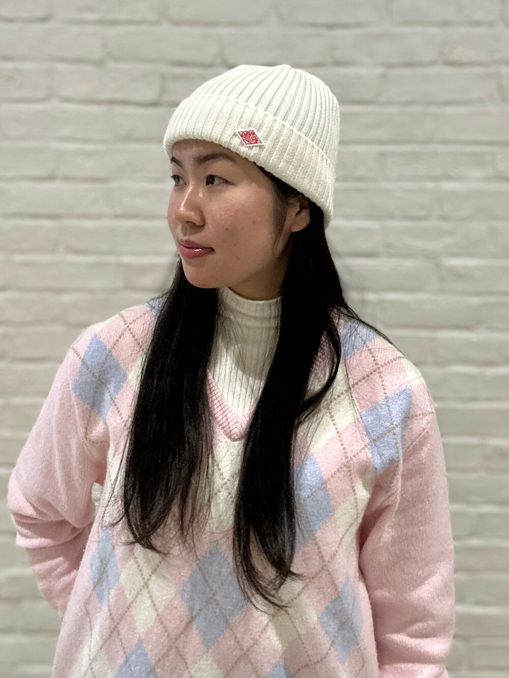 ホワイト系のニット/セーター、ピンク系のニット/セーター、ブルー系のデニムパンツを着用したレディースの冬コーディネートの2枚目の写真