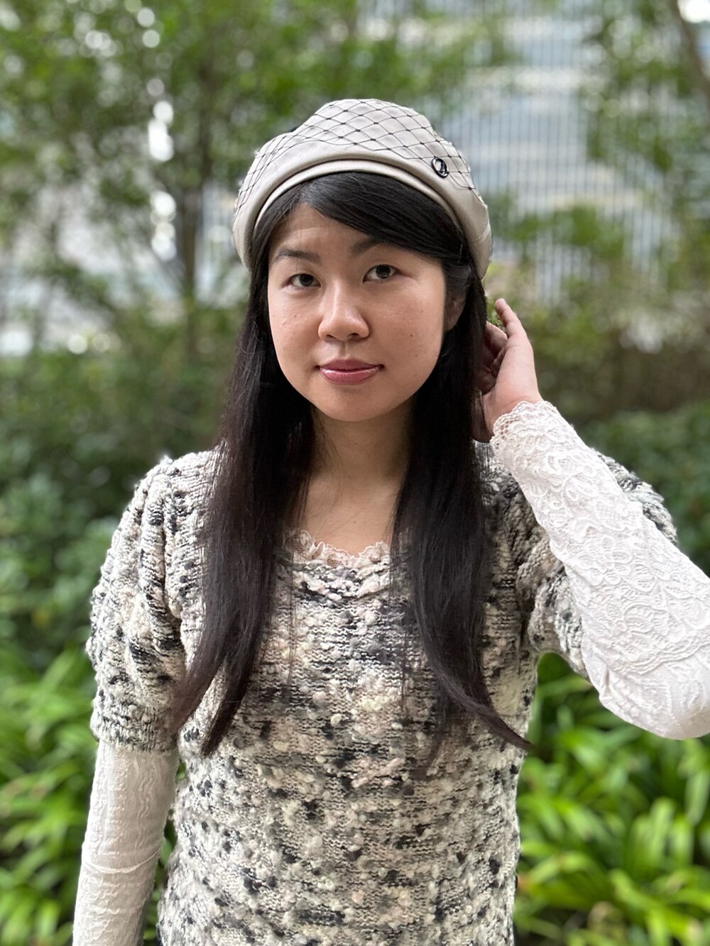 ベージュ系のニット/セーター、ホワイト系のトップス、ブラック系のスラックスを着用したレディースの秋コーディネートの4枚目の写真