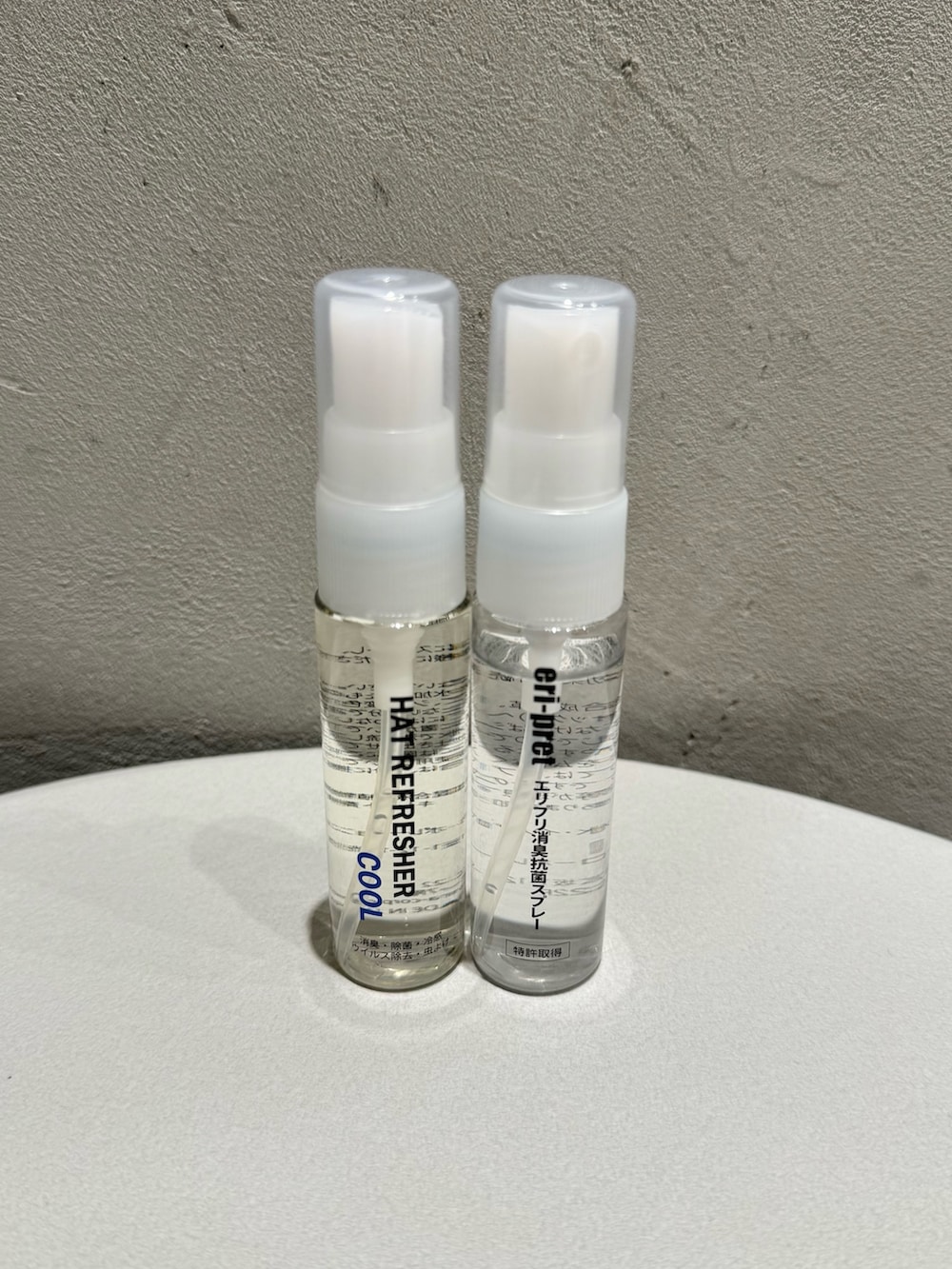 ホワイト系のシャツ/ブラウス、ホワイト系のスカート、ブラック系のスニーカーを着用したレディースの春コーディネートの6枚目の写真