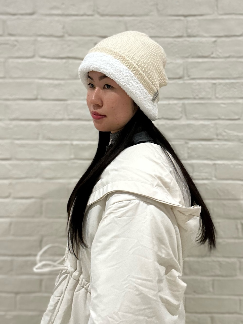 「ガーリー、ホワイトコーデ、秋冬コーデ、ホワイト、ニット、ニット帽、大人かわいい、大人ガーリー、ダウンジャケット、ロングブーツ、ブーツ、ラフ、ラフコーデ、骨格ストレート、アイボリー」|「OVERRIDEのOVERRIDE ALPACA LOOSE BEANIE / オーバーライド(ニットキャップ/ビーニー、ホワイト系)」を使った、.*Shiori*.さん(骨格ストレート・レディース・163cm)の冬コーディネートの5枚目の写真