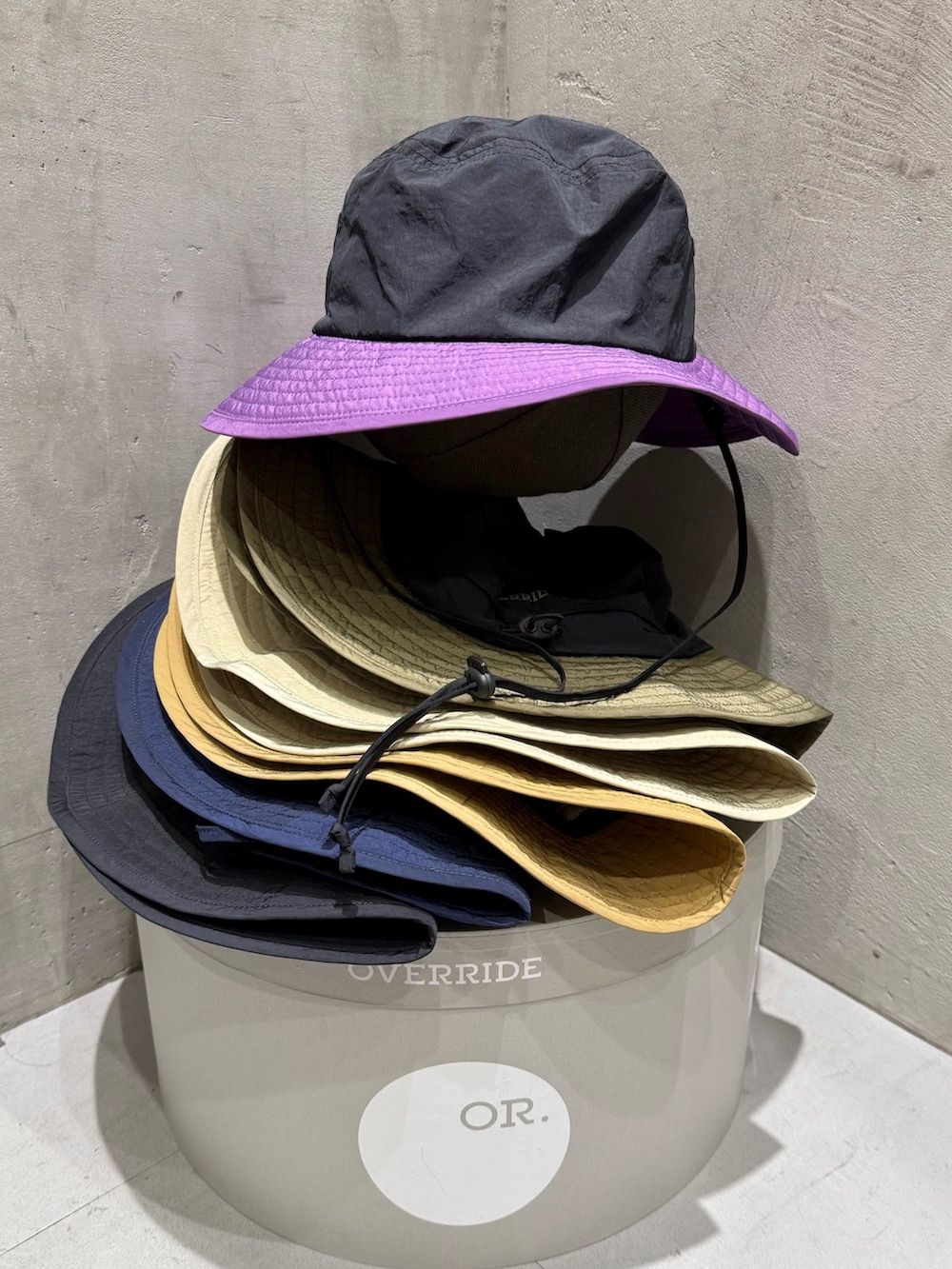 ホワイト系のTシャツ/カットソー、グレー系のその他パンツ、ブラック系のハットを着用したレディースの夏コーディネートの6枚目の写真