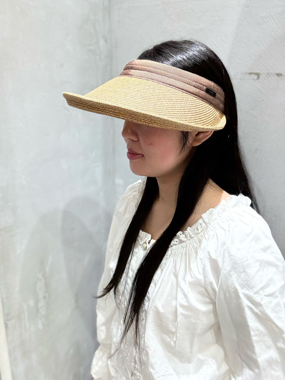 ホワイト系のシャツ/ブラウス、ホワイト系のスカート、ブラック系のスニーカーを着用したレディースの春コーディネートの2枚目の写真