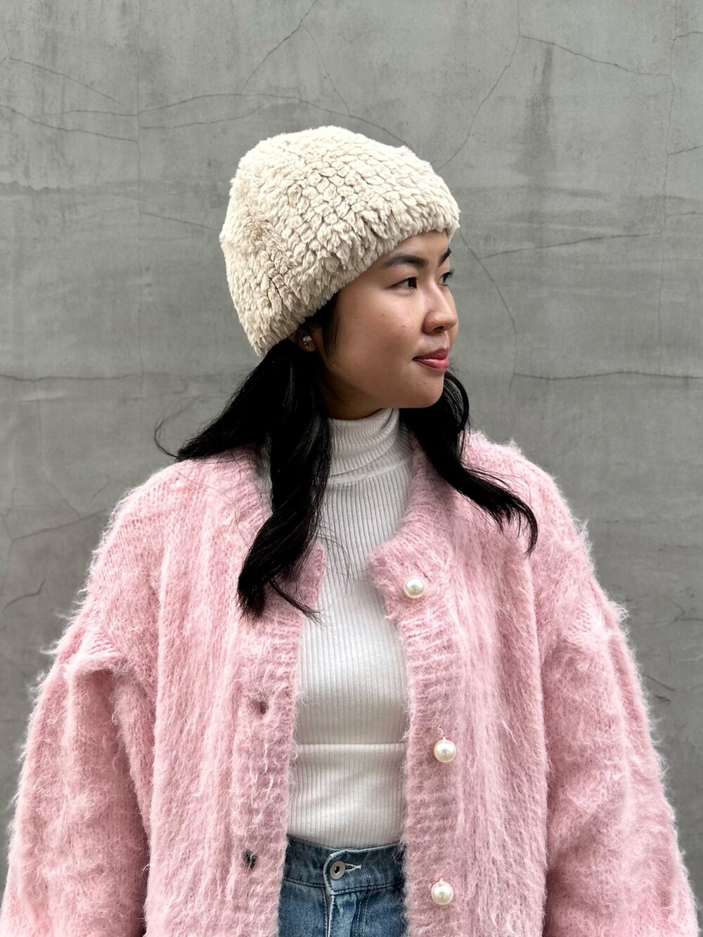 ピンク系のカーディガン/ボレロ、ブルー系のデニムパンツ、ピンク系のブーツを着用したレディースの冬コーディネートの5枚目の写真