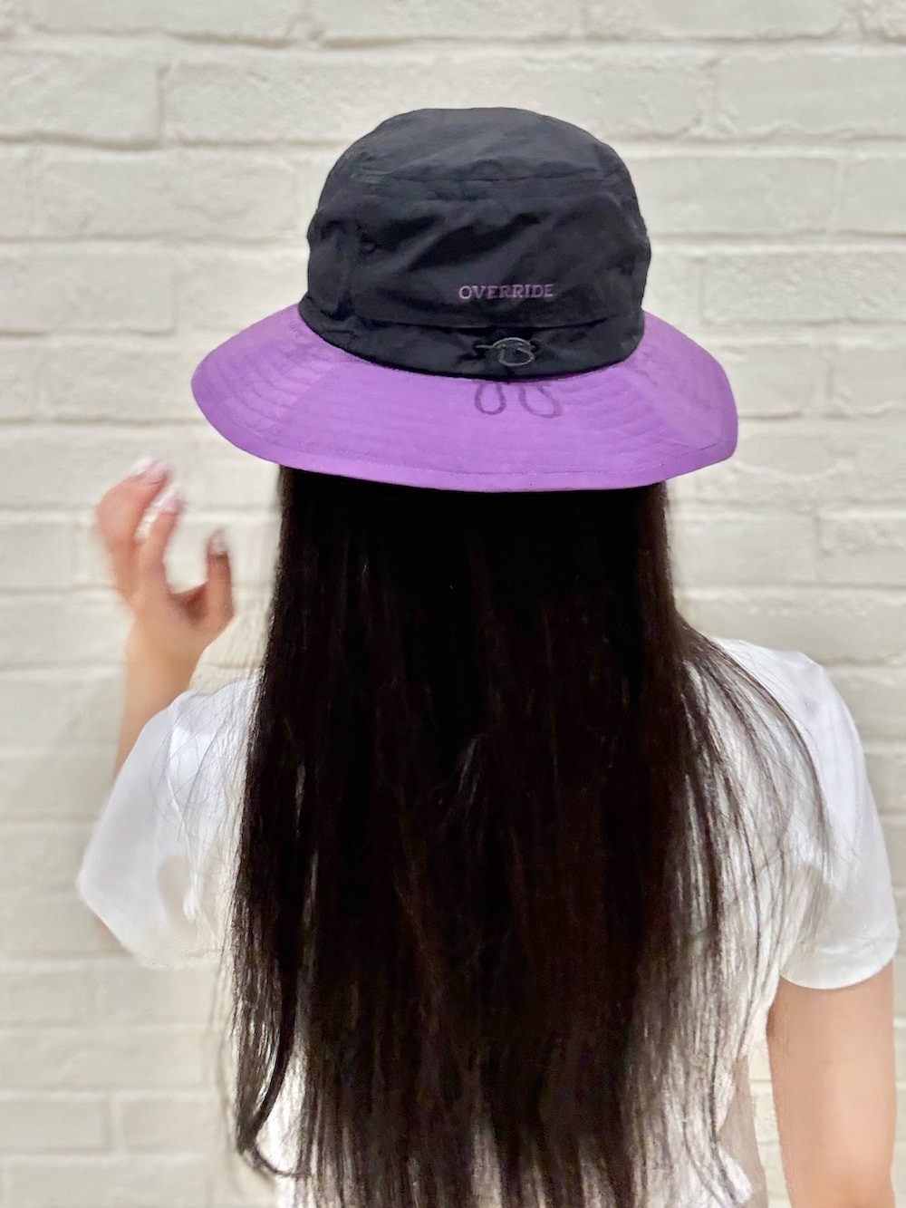 ホワイト系のTシャツ/カットソー、グレー系のその他パンツ、ブラック系のハットを着用したレディースの夏コーディネートの4枚目の写真