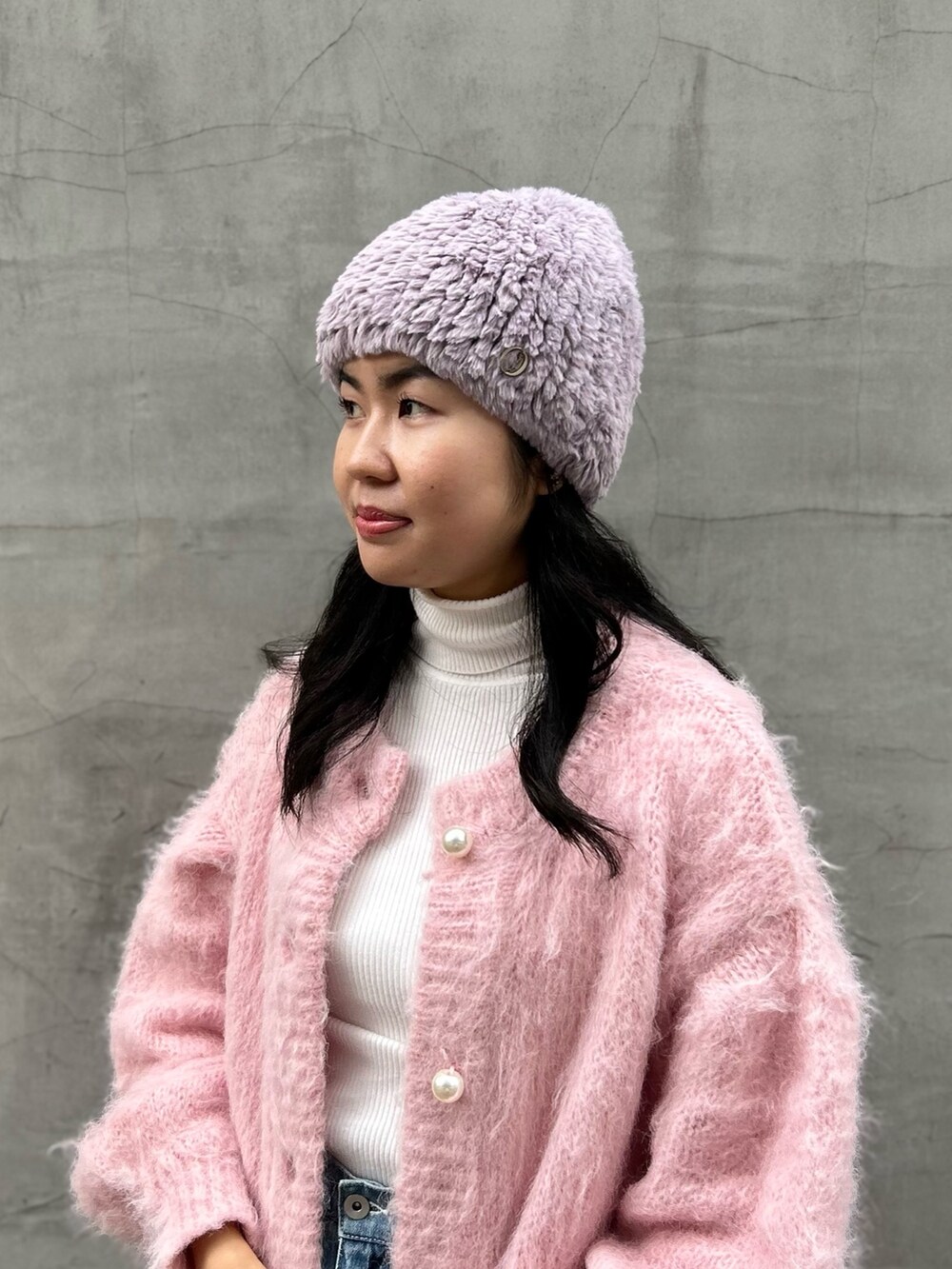 ピンク系のカーディガン/ボレロ、ブルー系のデニムパンツ、ピンク系のブーツを着用したレディースの冬コーディネートの7枚目の写真