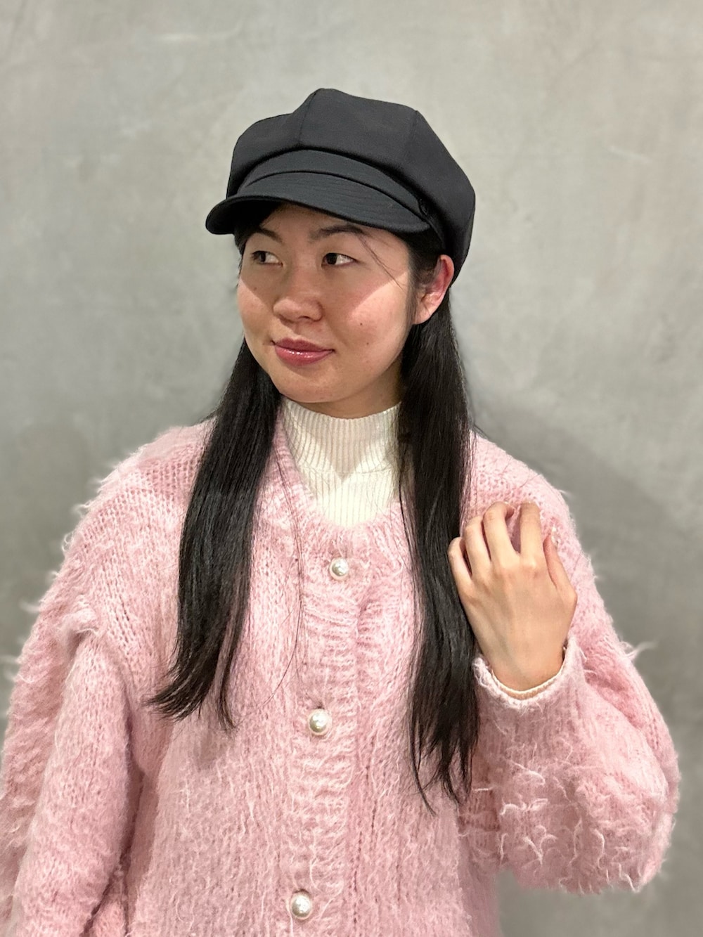 「キレイめ、きれいめカジュアル、フェミニン、フェミニンコーデ、大人かわいい、大人ガーリー、ガーリー、ガーリーコーデ、パンツスタイル、春コーデ、キャスケット、ニット、デニム、デニムパンツ、スニーカー」｜「Chapeau d' OのChapeau d' O 8P Casquette（キャスケット、ブラック系）」を使った、.*Shiori*.さん（骨格ストレート・レディース・163cm）の冬コーディネートの2枚目の写真