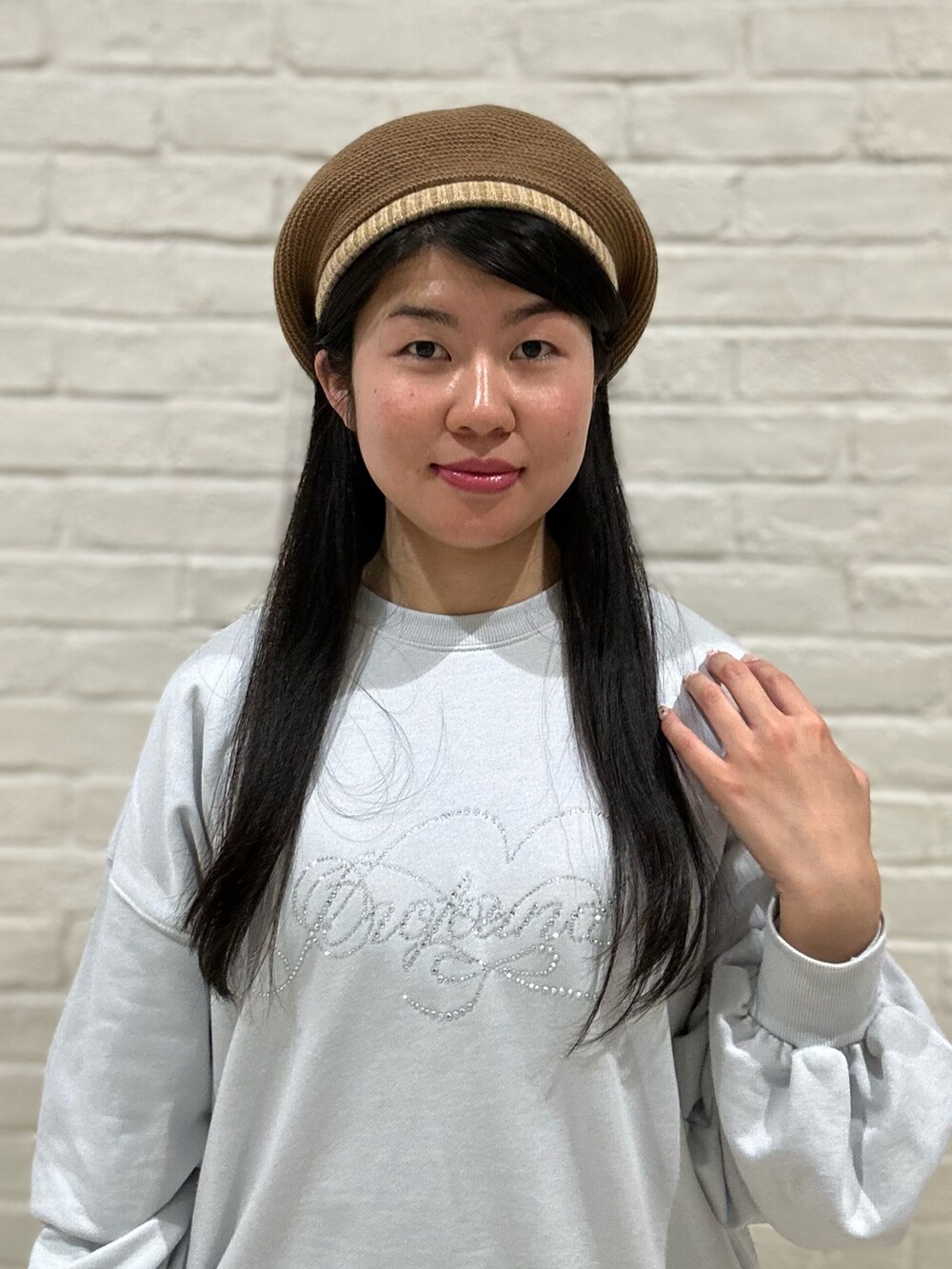 「カジュアル、カジュアルコーデ、カジュアルガーリー、ガーリー、ガーリーコーデ、スカートスタイル、スニーカーコーデ、秋冬コーデ、ベレー帽、スウェット、ティアードスカート、ニット、シルバー、春コーデ、グレー」｜「OVERRIDEのOVERRIDE  EX FINE LAMBS TAM BERET / オーバーライド（ハンチング/ベレー帽、グレー系）」を使った、.*Shiori*.さん（骨格ストレート・レディース・163cm）の冬コーディネートの4枚目の写真