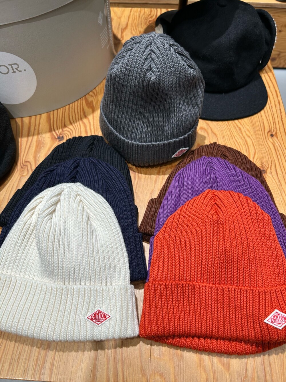 ホワイト系のニット/セーター、ピンク系のニット/セーター、ブルー系のデニムパンツを着用したレディースの冬コーディネートの6枚目の写真