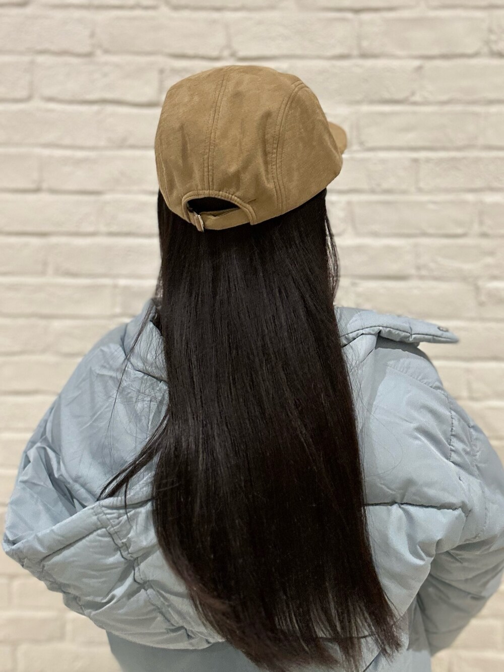 ブルー系のダウンジャケット/コート、ブルー系のTシャツ/カットソー、ブルー系のデニムパンツを着用したレディースの冬コーディネートの3枚目の写真