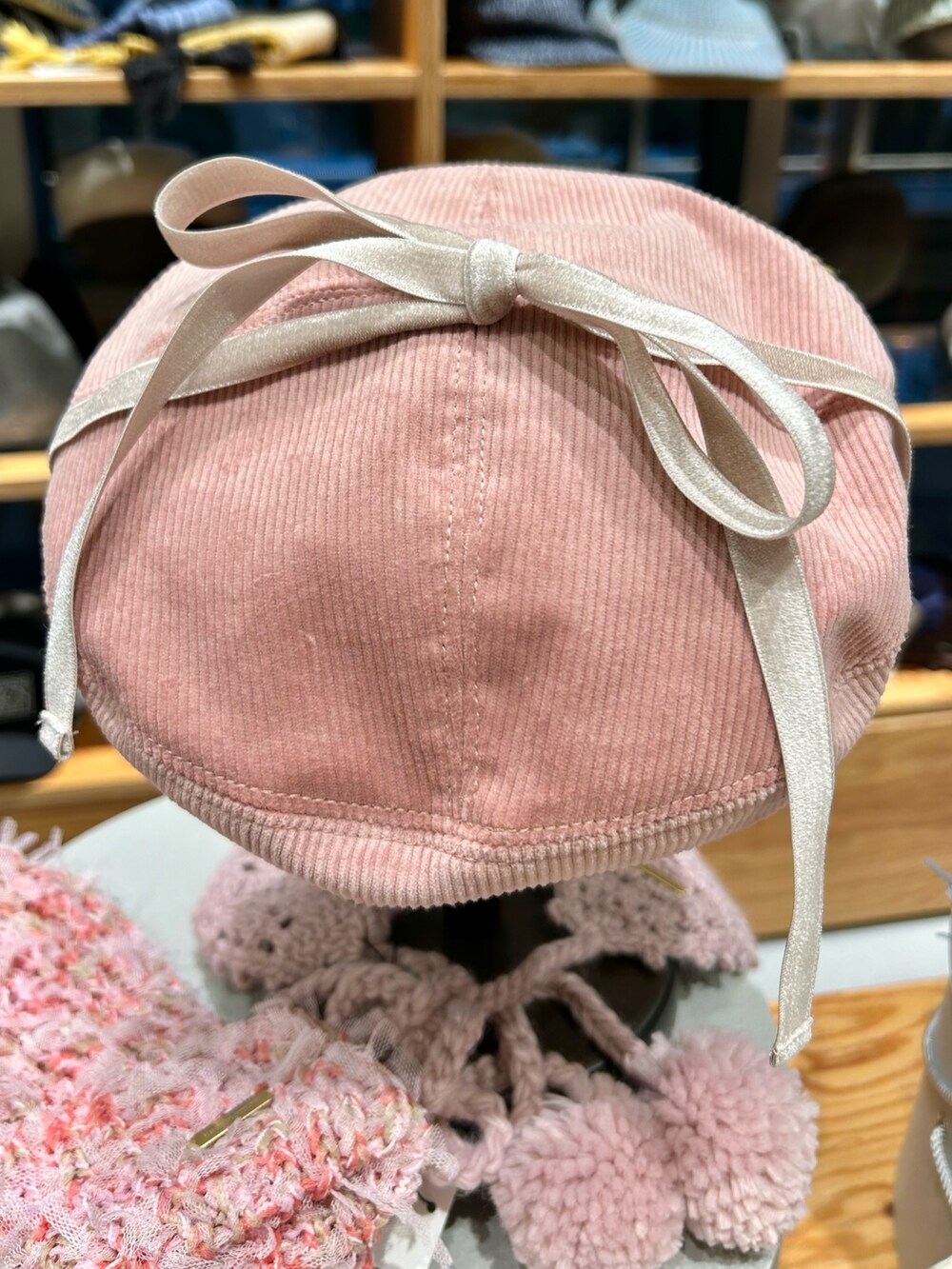 ホワイト系のトップス、ホワイト系のスカート、ブラック系のローファーを着用したレディースの秋コーディネートの5枚目の写真