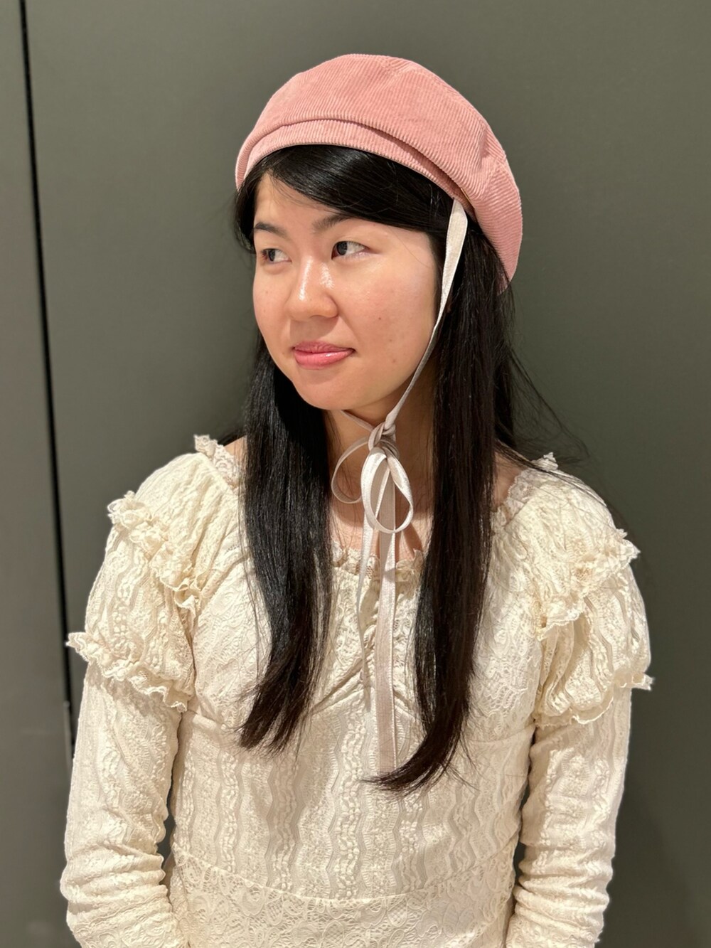 ホワイト系のトップス、ホワイト系のスカート、ブラック系のローファーを着用したレディースの秋コーディネートの2枚目の写真