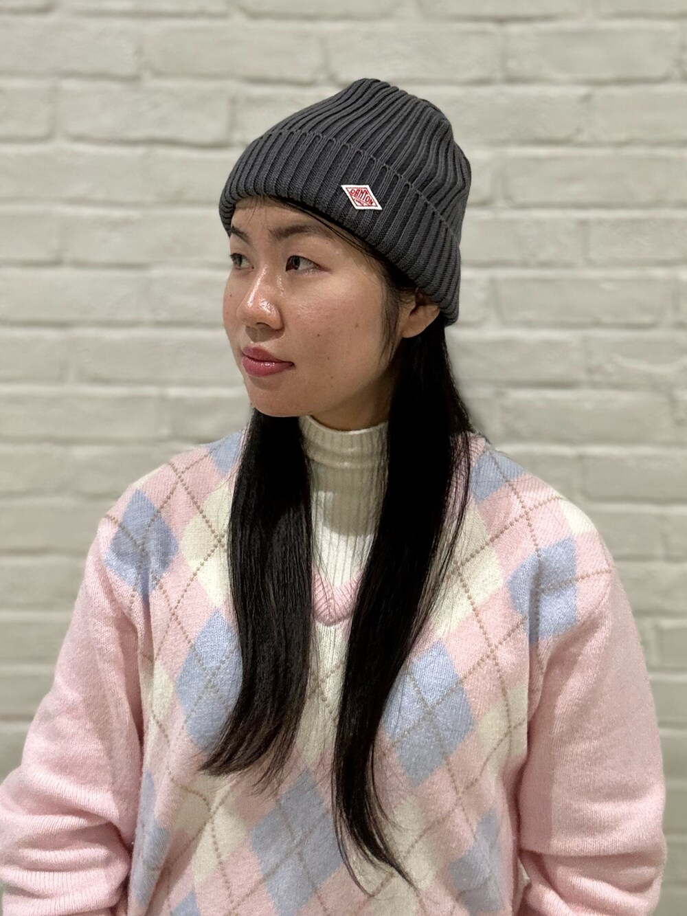 ホワイト系のニット/セーター、ピンク系のニット/セーター、ブルー系のデニムパンツを着用したレディースの冬コーディネートの5枚目の写真