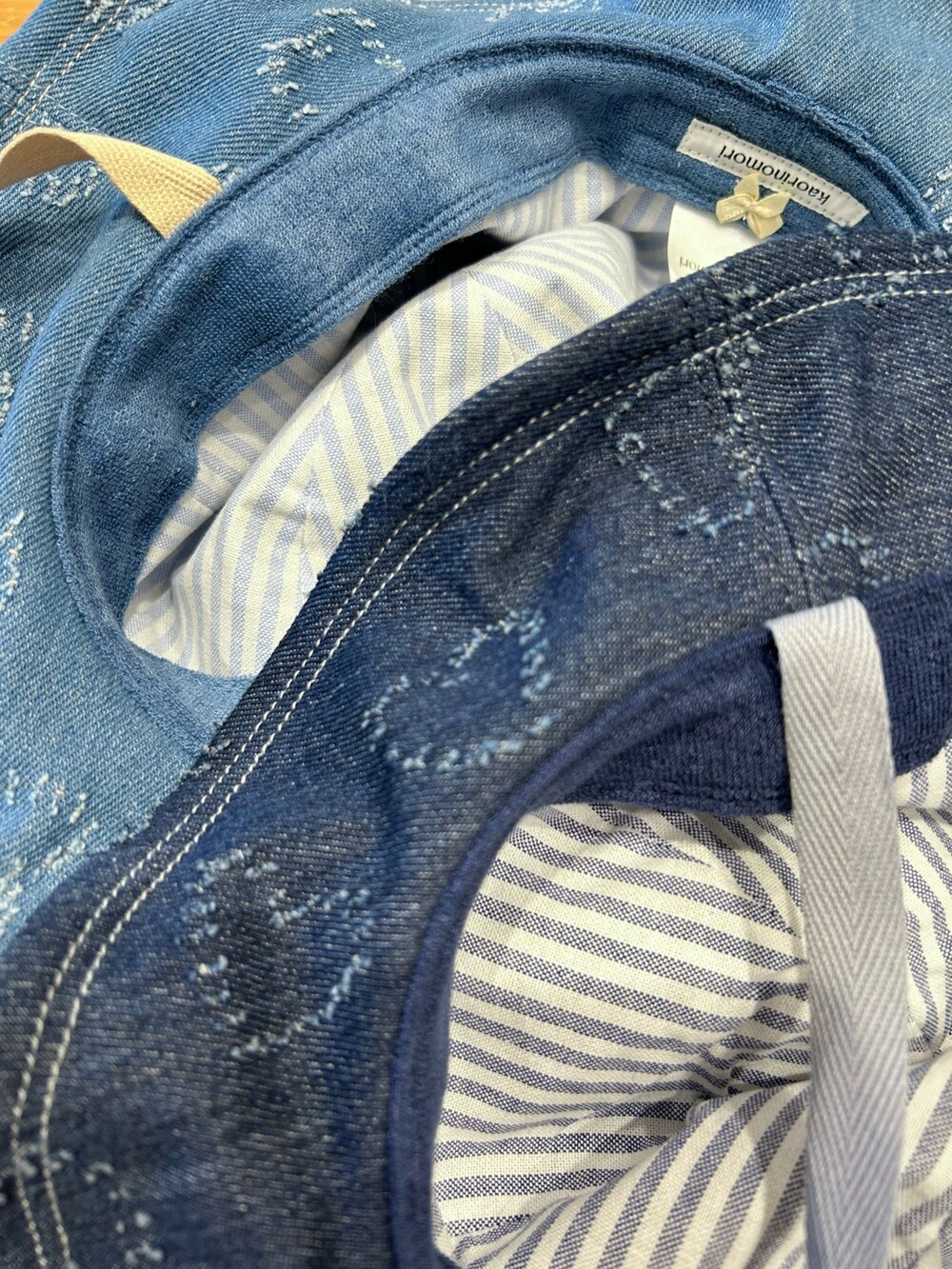 ピンク系のスウェット、ブルー系のデニムパンツ、グレー系のスニーカーを着用したレディースの春コーディネートの7枚目の写真