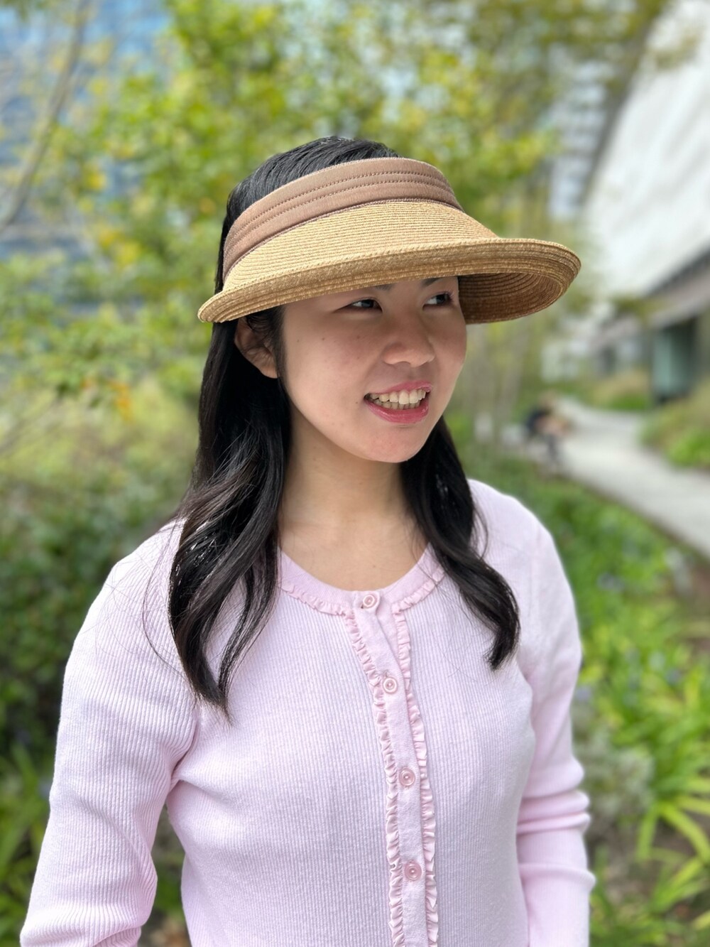 「春夏コーデ、ワンピース、パステルカラー、フリル、フェミニン、大人かわいい、大人ガーリー、ピンク、ピンクコーデ、サンバイザー、キレイめ、オーガンジー、バレエシューズ、フラワープリント、カーディガン」｜「arthの【arth】arth Paper Clip Visor（サンバイザー、ベージュ系）」を使った、.*Shiori*.さん（レディース・163cm）の春コーディネートの4枚目の写真