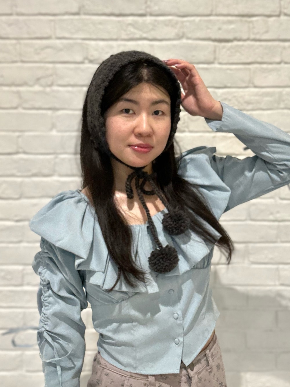 ブルー系のシャツ/ブラウス、グレー系のその他パンツ、ブラック系のローファーを着用したレディースの秋コーディネートの2枚目の写真