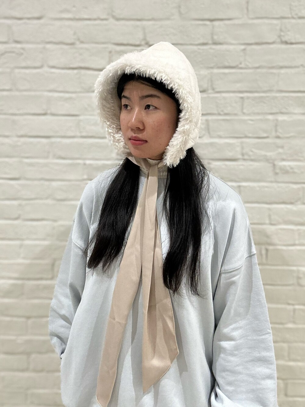 ブルー系のTシャツ/カットソー、ホワイト系のスカート、ホワイト系のスニーカーを着用したレディースの冬コーディネートの5枚目の写真