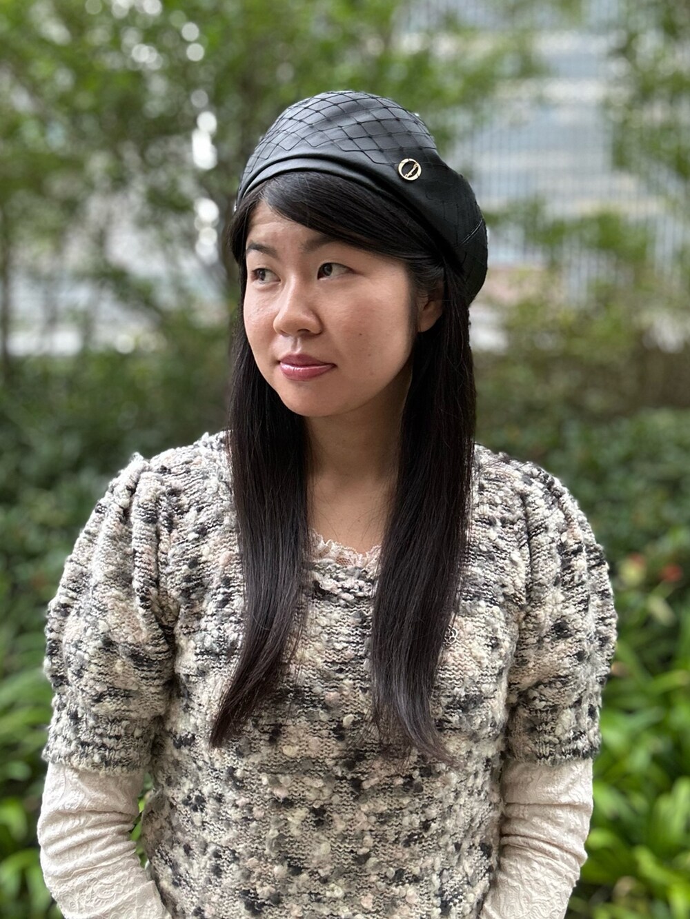 ベージュ系のニット/セーター、ホワイト系のトップス、ブラック系のスラックスを着用したレディースの秋コーディネートの5枚目の写真