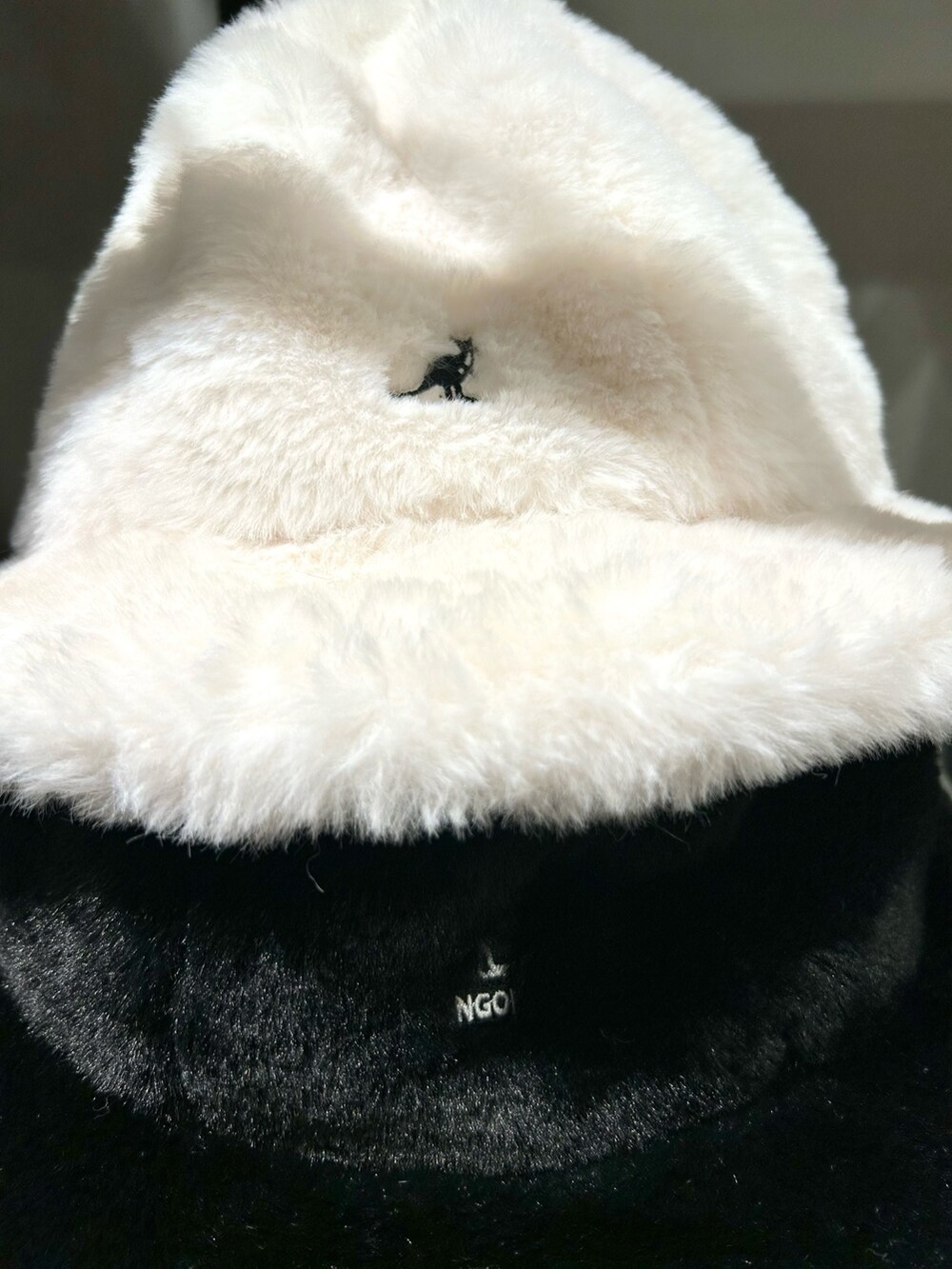 ホワイト系のダウンジャケット/コート、グレー系のニット/セーター、ブルー系のスウェットを着用したレディースの冬コーディネートの7枚目の写真