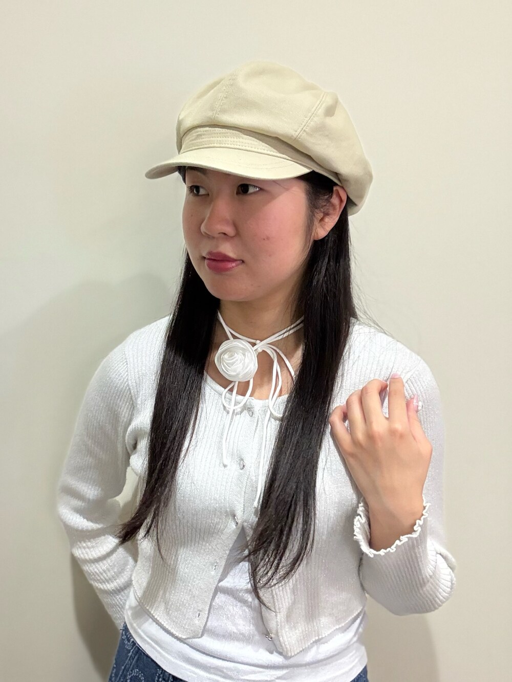 「ガーリー、ガーリーコーデ、カジュアル、カジュアルガーリー、y2k、春コーデ、春夏コーデ、キャスケット、カーディガン、ジャガード、デニム、デニムパンツ、スニーカー、スニーカーコーデ、骨格ストレート」｜「OVERRIDEのOVERRIDE  OGC TWILL 8P CASQUETTE SG / オーバーライド（キャスケット、ベージュ系）」を使った、.*Shiori*.さん（レディース・163cm）の春コーディネートの3枚目の写真