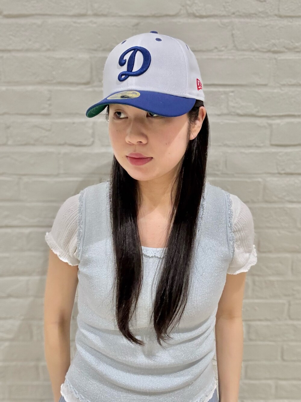 ホワイト系のTシャツ/カットソー、ブルー系のタンクトップ、ブルー系のスカートを着用したレディースの夏コーディネートの2枚目の写真